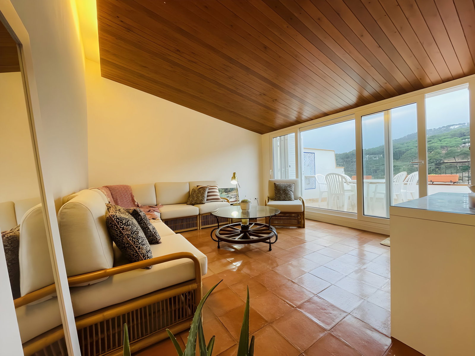 The modern and minimalist design creates a sense of calm and relaxation, ideal for unwinding after a day exploring the beautiful town of Tamariu.