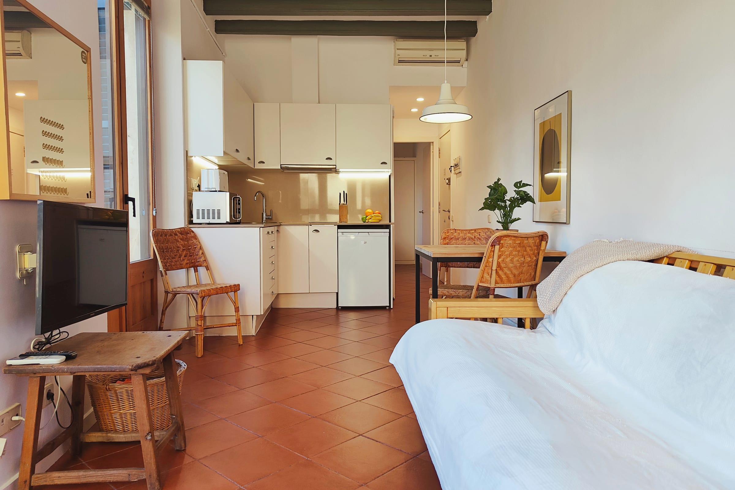 Bright open layout on the 3rd floor with views of La Rambla.