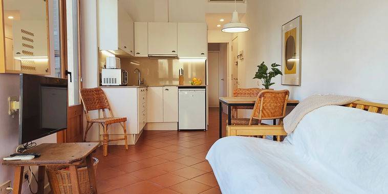 Bright open layout on the 3rd floor with views of La Rambla.
