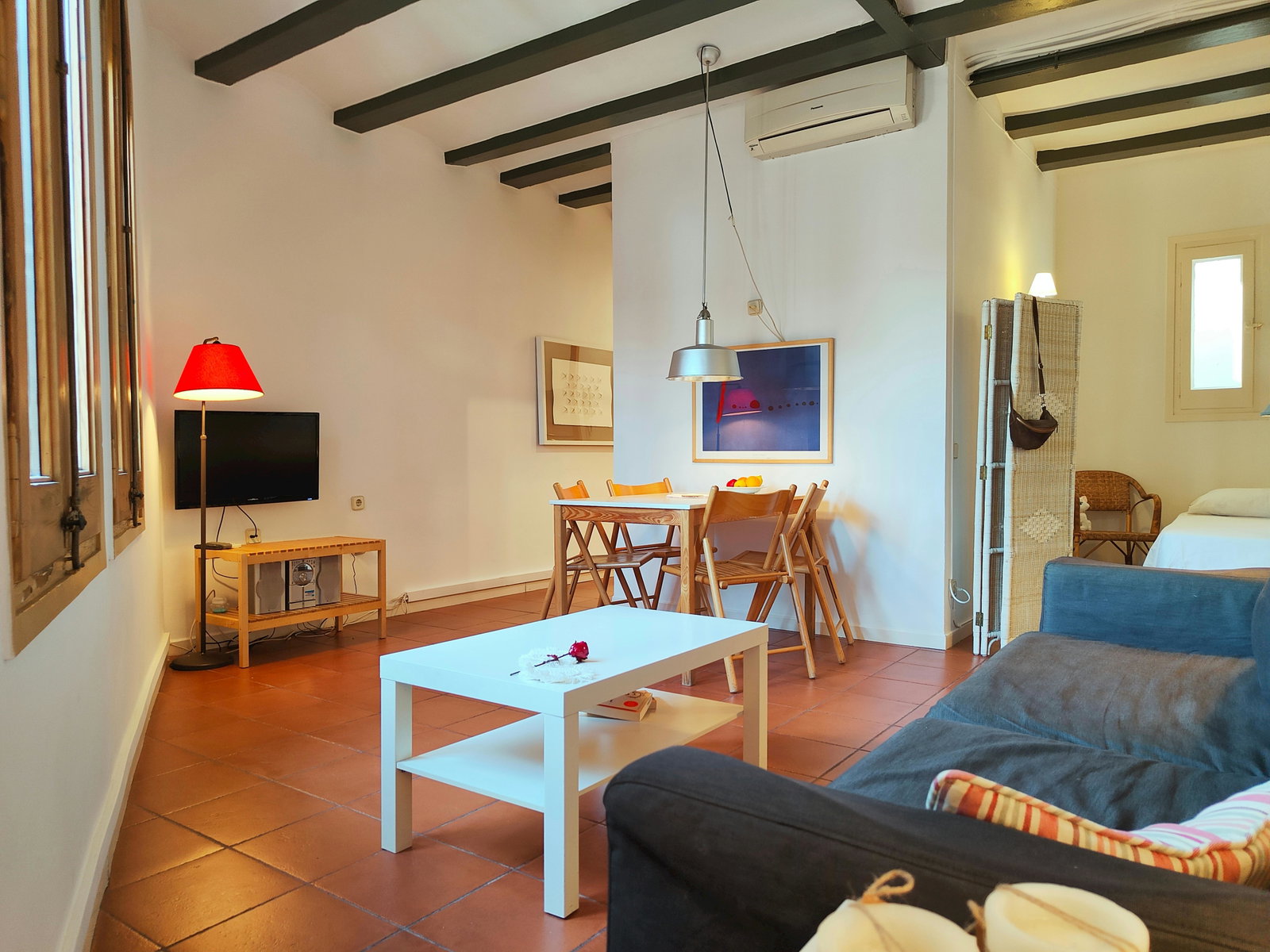 Bright apartment on the 5th floor with views of La Rambla and Carrer Tallers.