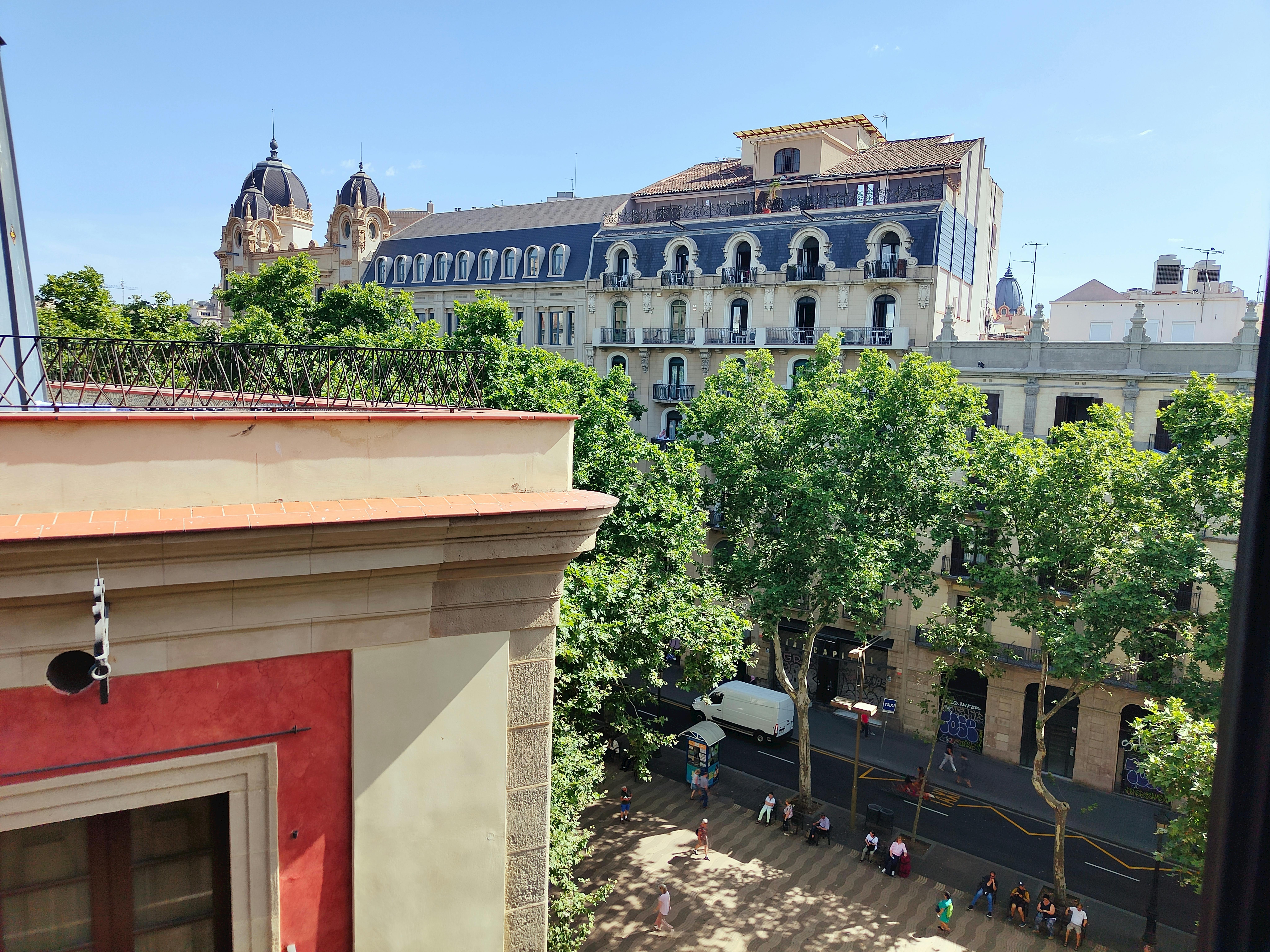 Enjoy breathtaking views of the vibrant cityscape of Barcelona from the comfort of this apartment.