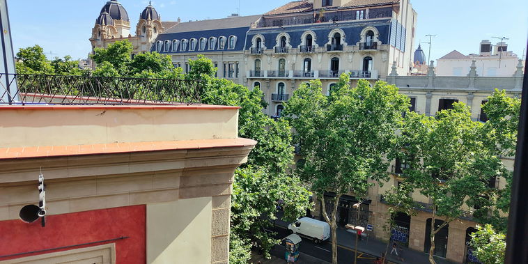 Enjoy breathtaking views of the vibrant cityscape of Barcelona from the comfort of this apartment.