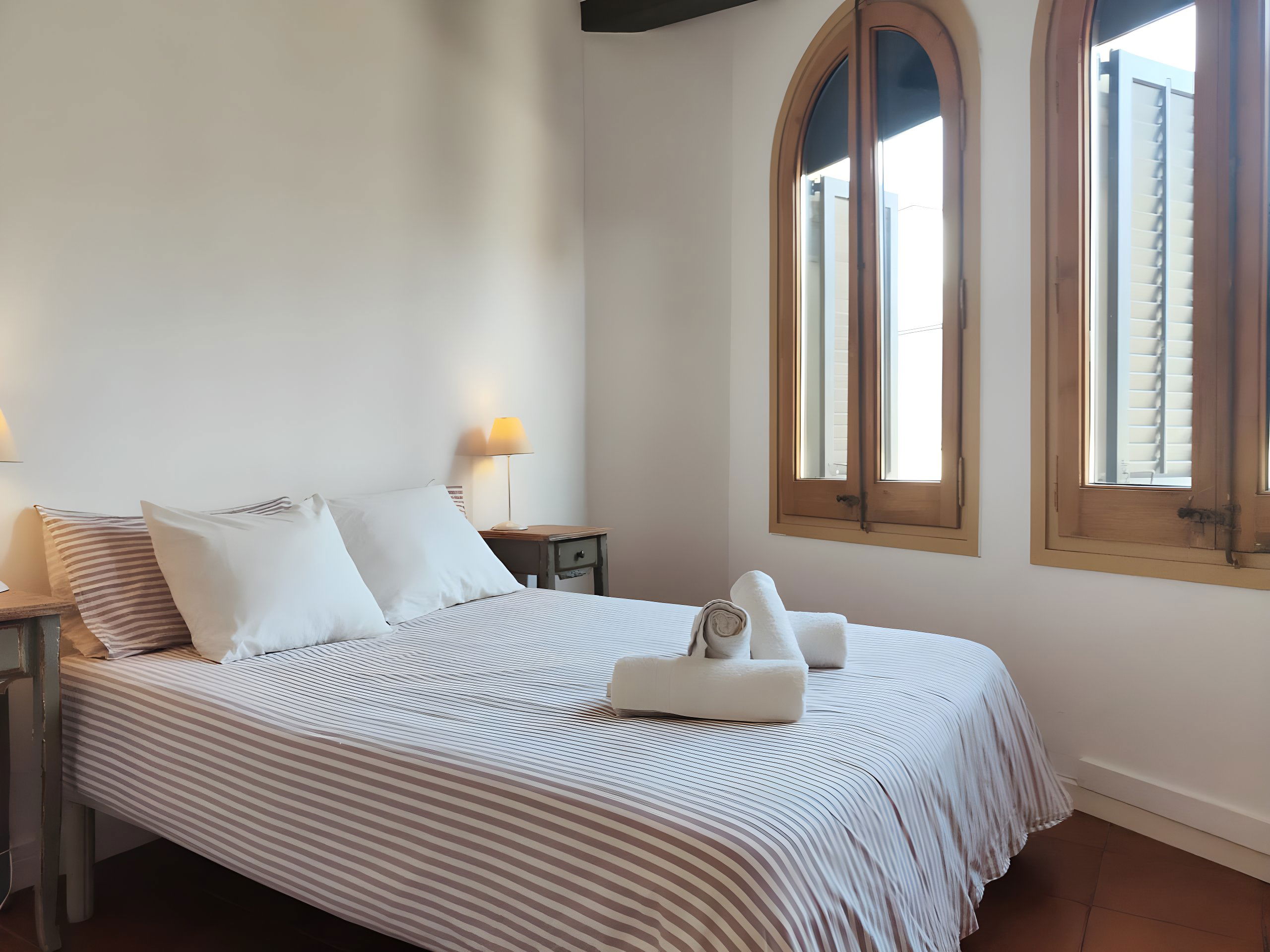 Double bedroom full of natural light, with a bathroom at the entrance.