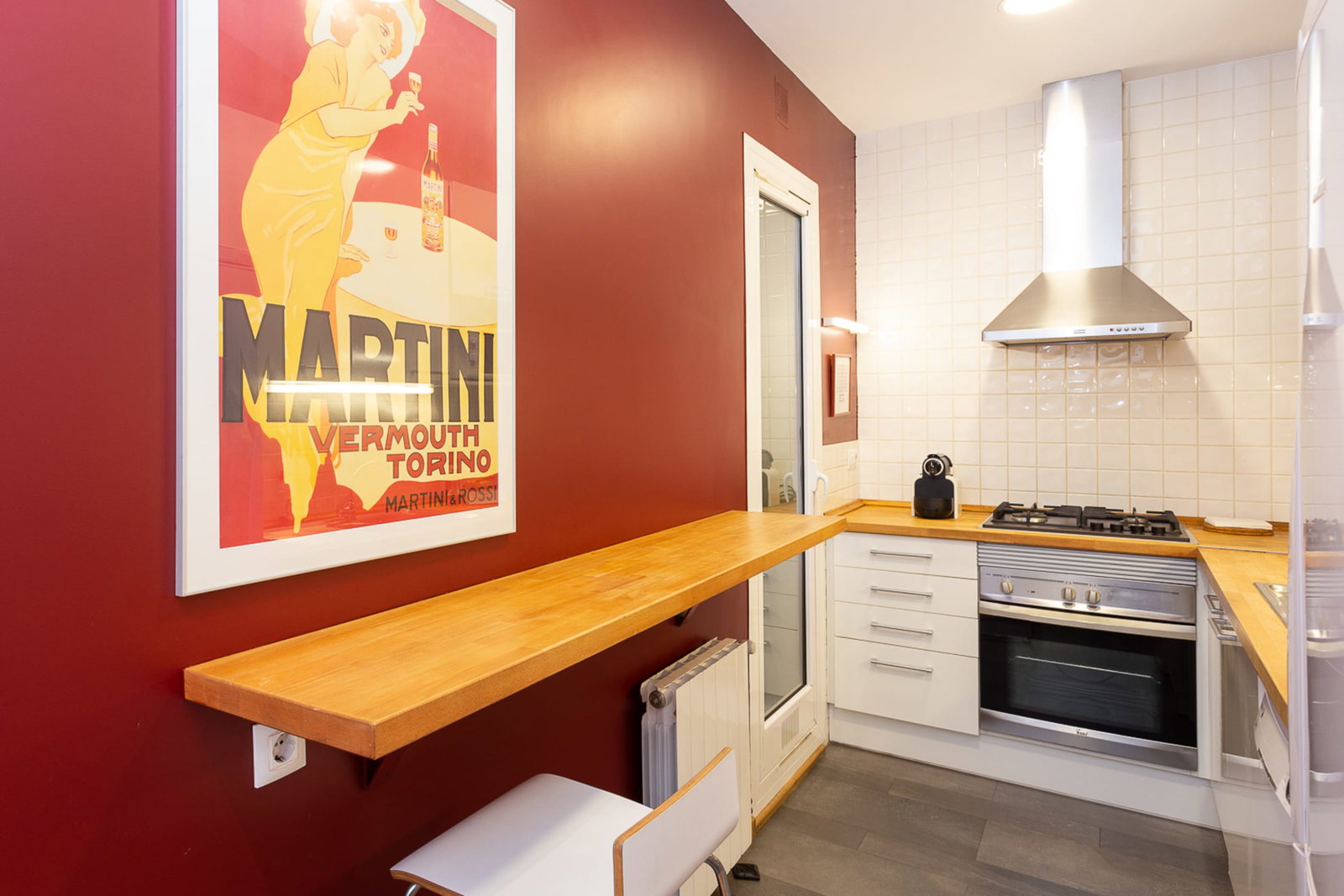 Enjoy a morning coffee or a quick meal at the stylish breakfast bar in this fully equipped kitchen.