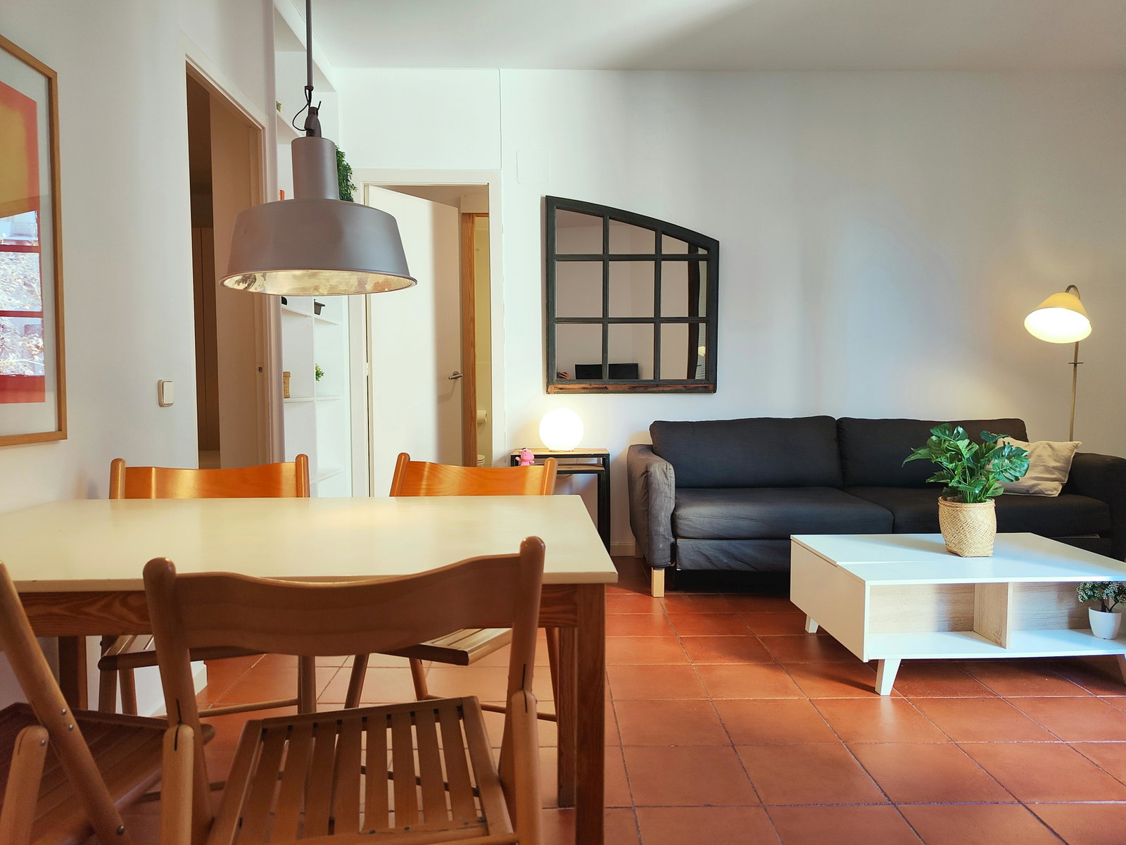 Perfectly sized dining and living room, combining comfort and functionality.