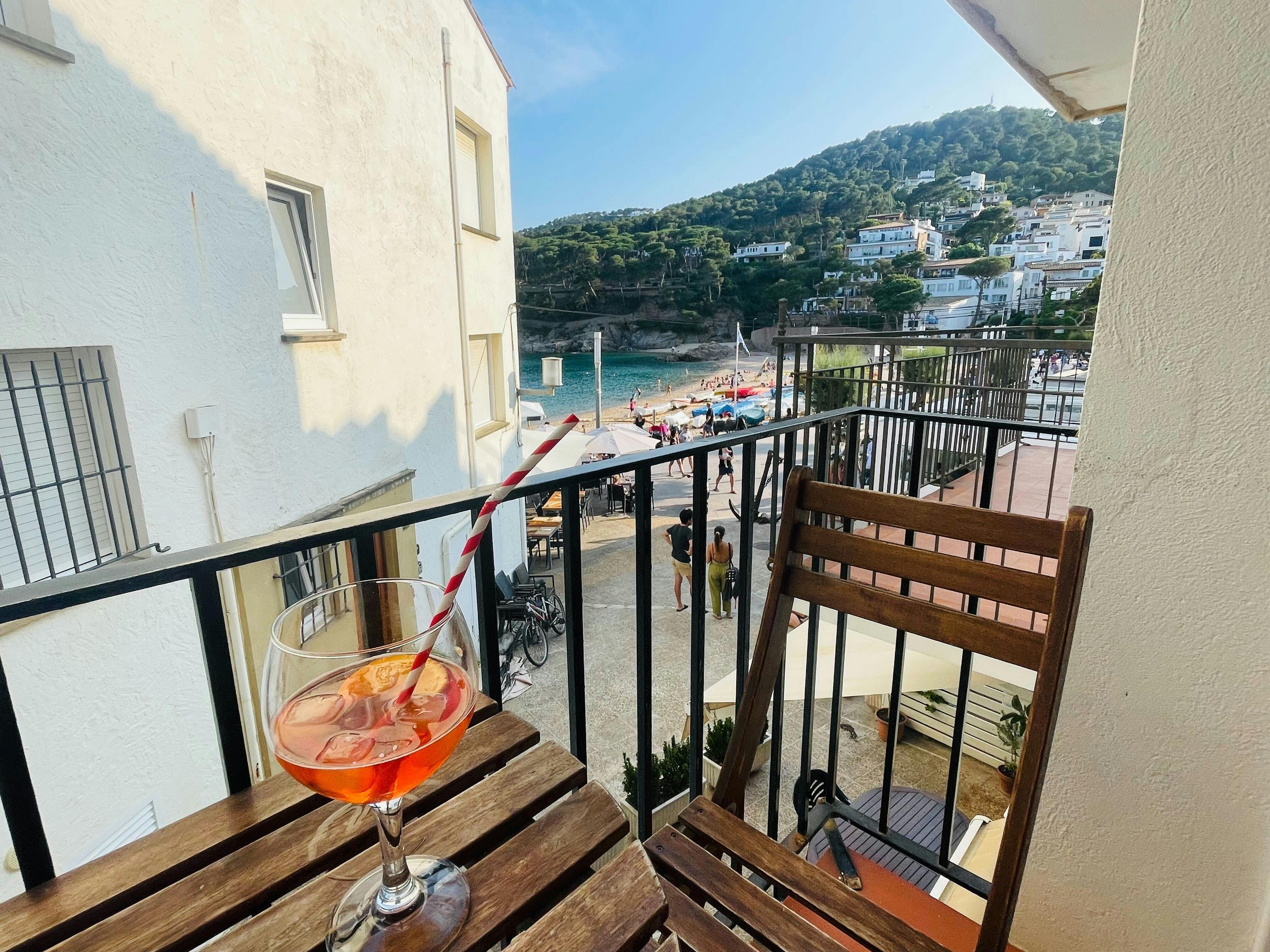 Amazing view of the promenade of Tamariu. Balcony located right next to the beach. Watch your children play from the comfort of your balcony :)