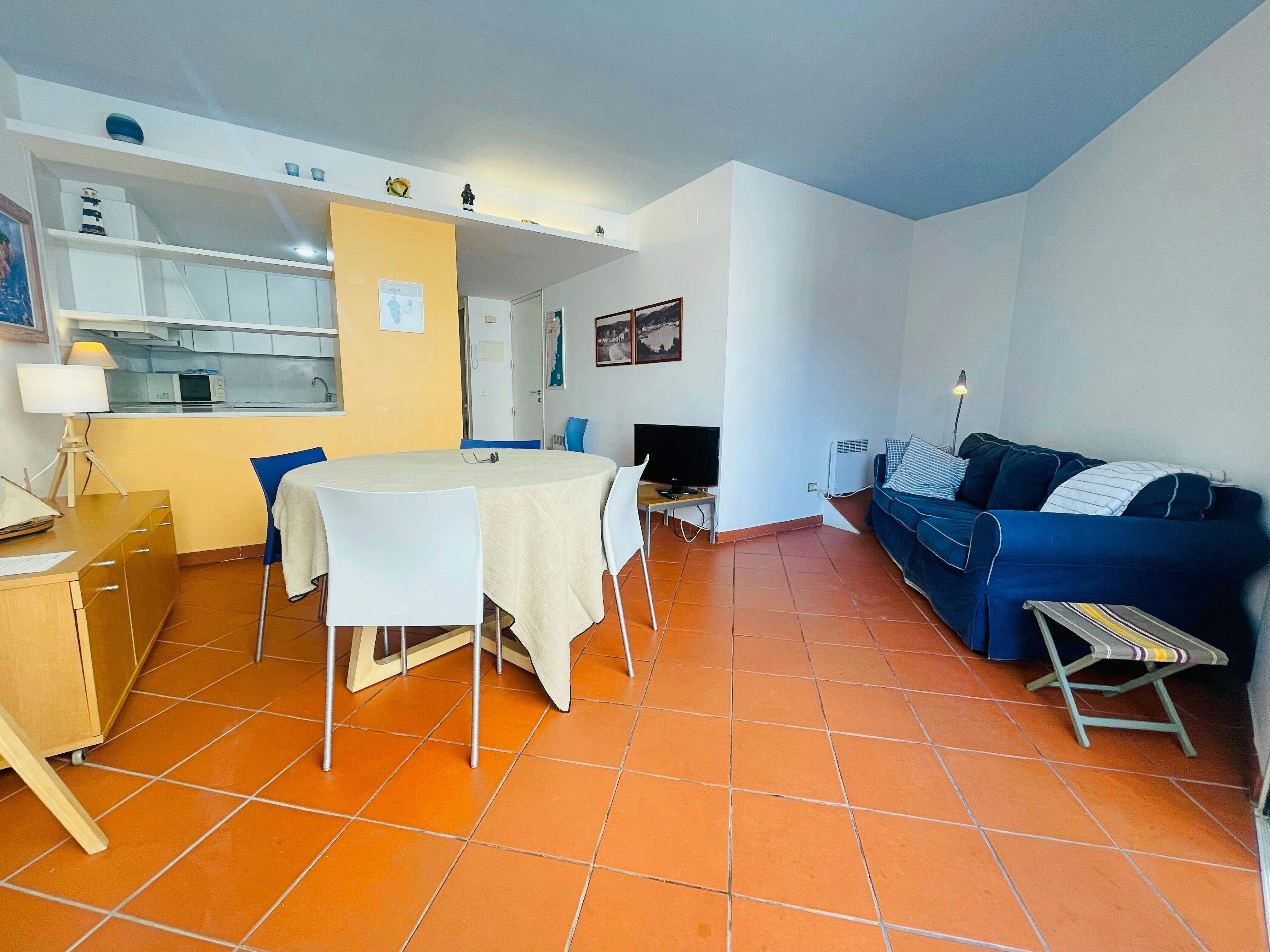 Amazing view of the promenade of Tamariu. Balcony located right next to the beach. Watch your children play from the comfort of your balcony :)