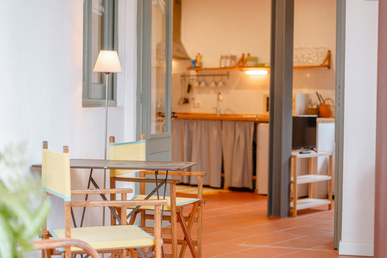 Start your journey in this fully equipped apartment, just meters from the sea.