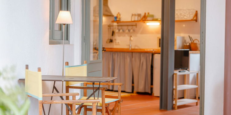 Start your journey in this fully equipped apartment, just meters from the sea.
