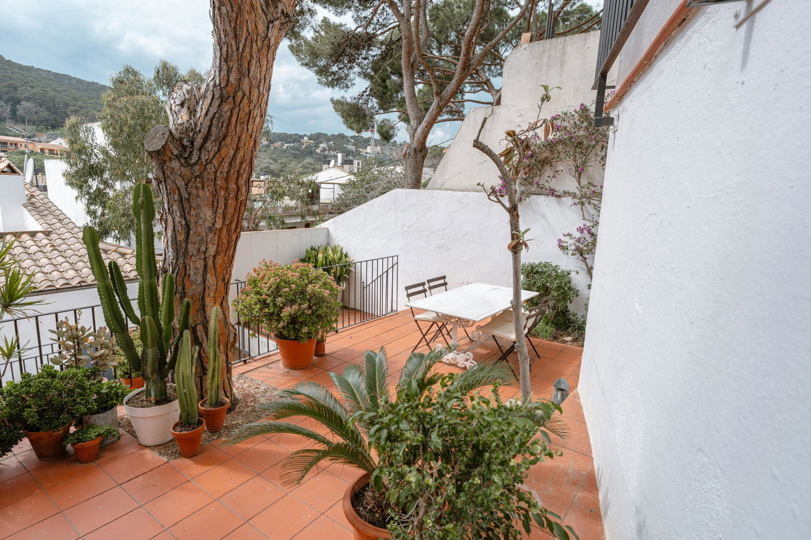 Enjoy a quiet moment in the private patio, ideal for relaxing, board games, or a glass of wine.