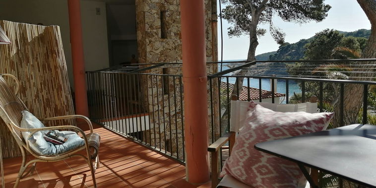 The terrace is a tranquil and relaxing space and offers stunning views of the Mediterranean, perfect for unwinding after a day of exploring the charming town of Tamariu.