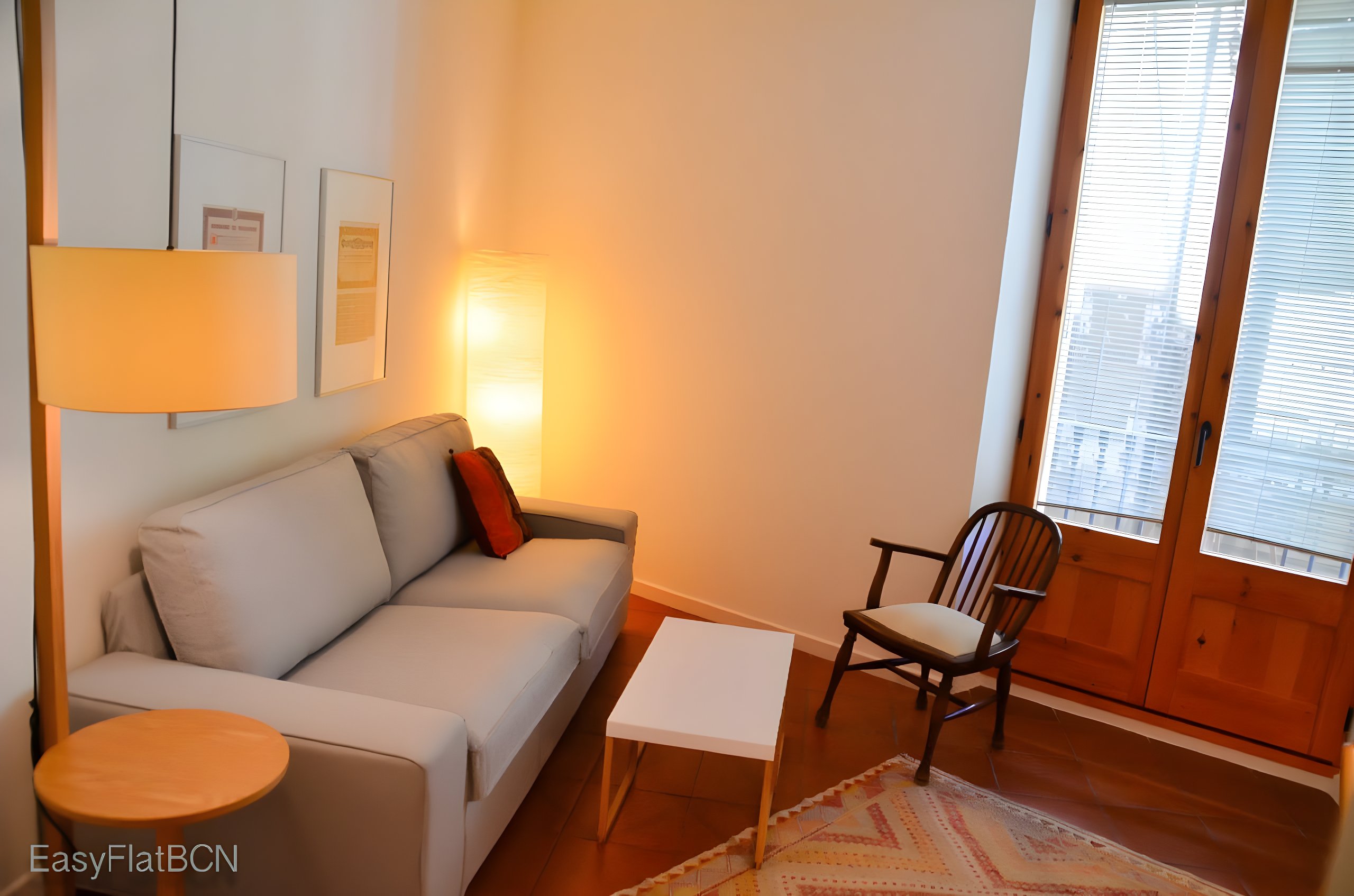Located on the 2nd floor, bright and quiet with windows facing Tallers Street.