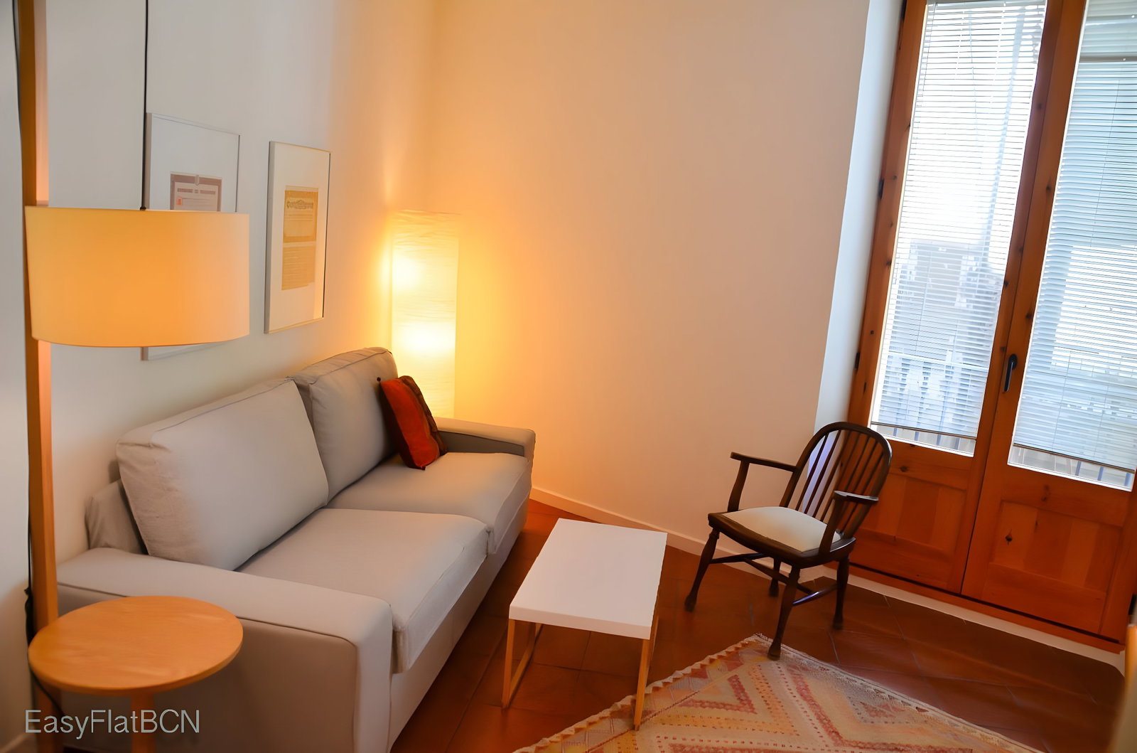 Located on the 2nd floor, bright and quiet with windows facing Tallers Street.