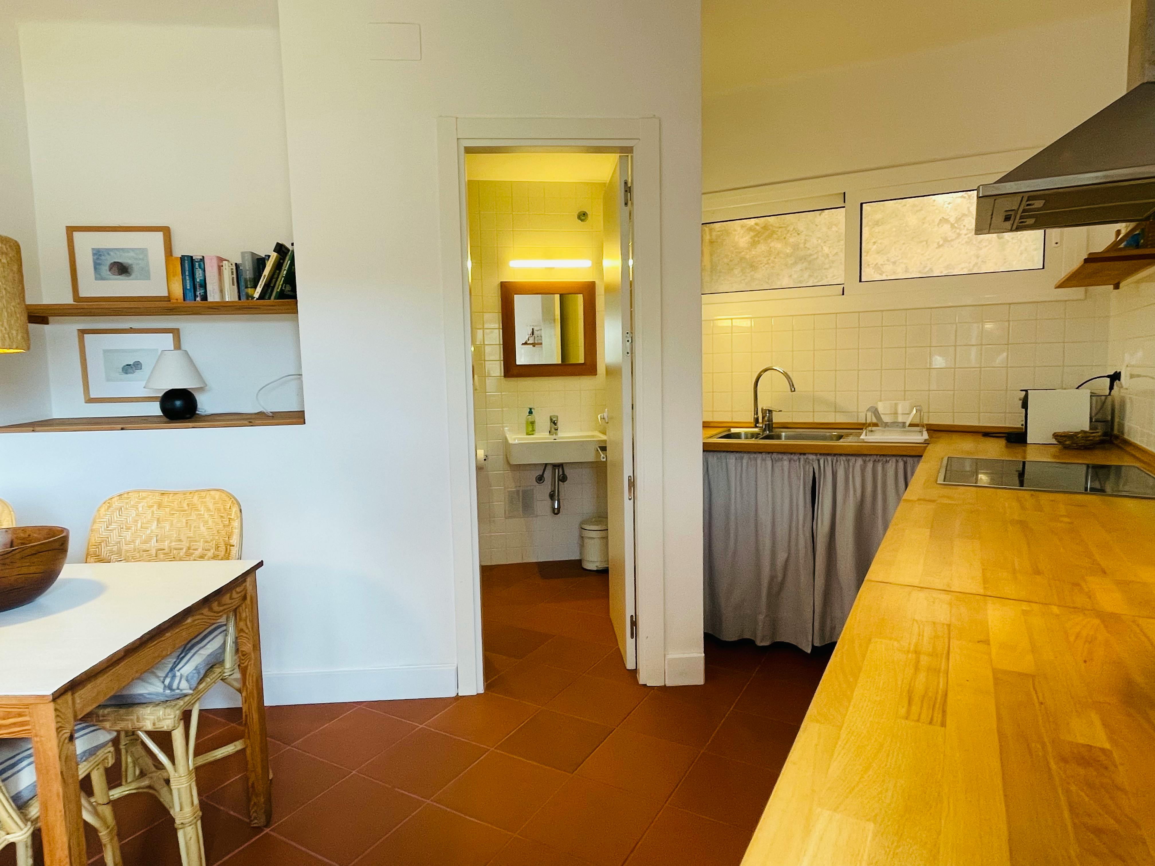 Open-layout kitchen, modern and fully equipped for your stay.