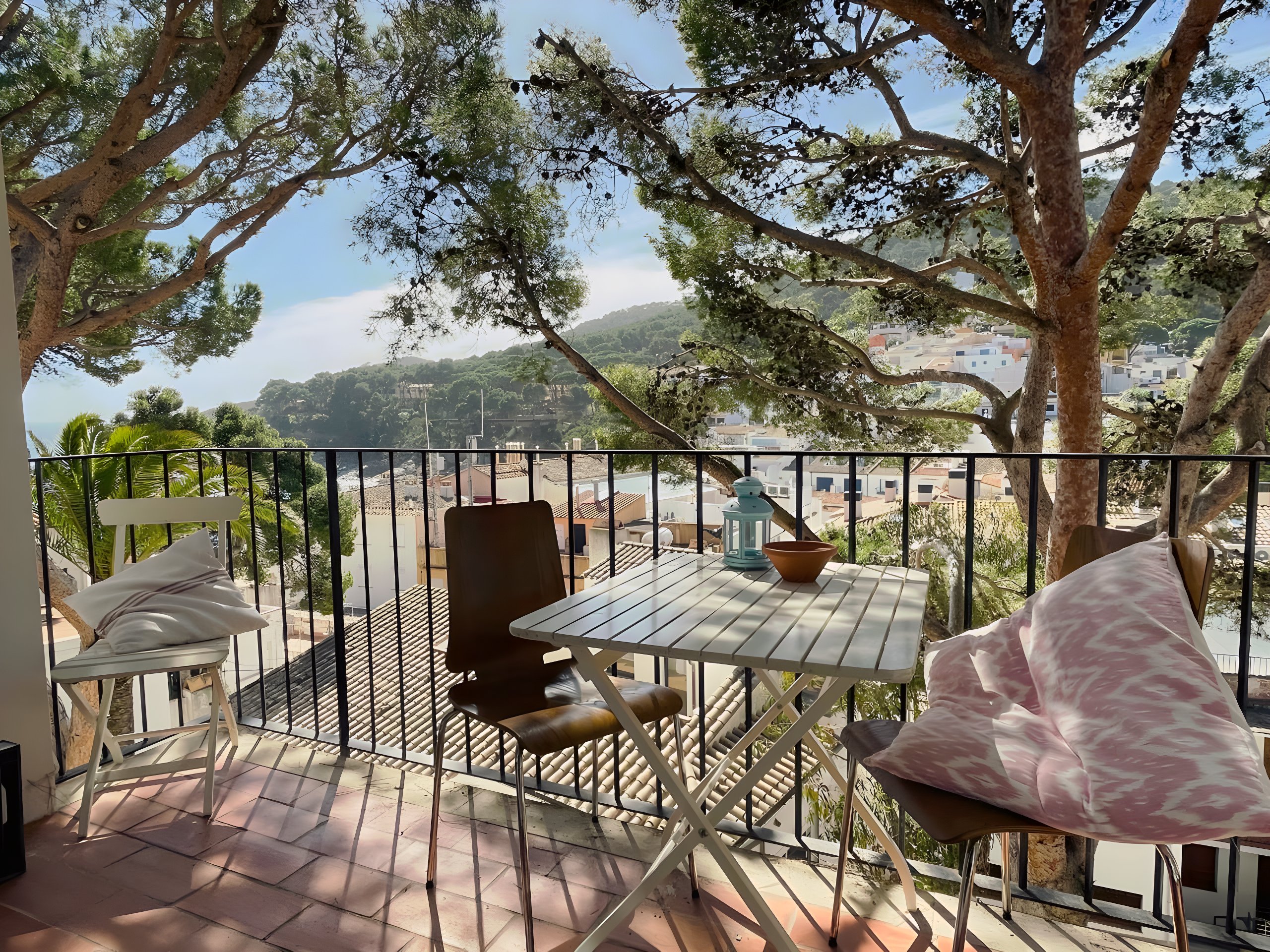 High in the trees and overlooking the town? Staying in the Roca Rubia 1 apartment will make you feel like you are in a bird‘s nest. 
Due to its location, you will be able to relax as you will be in your own little vacation bubble. Take a glass of wine while enjoying the stunning views of Tamariu and its beach through pine trees.