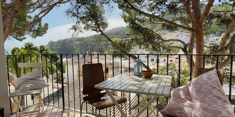 High in the trees and overlooking the town? Staying in the Roca Rubia 1 apartment will make you feel like you are in a bird‘s nest.
Due to its location, you will be able to relax as you will be in your own little vacation bubble. Take a glass of wine while enjoying the stunning views of Tamariu and its beach through pine trees.