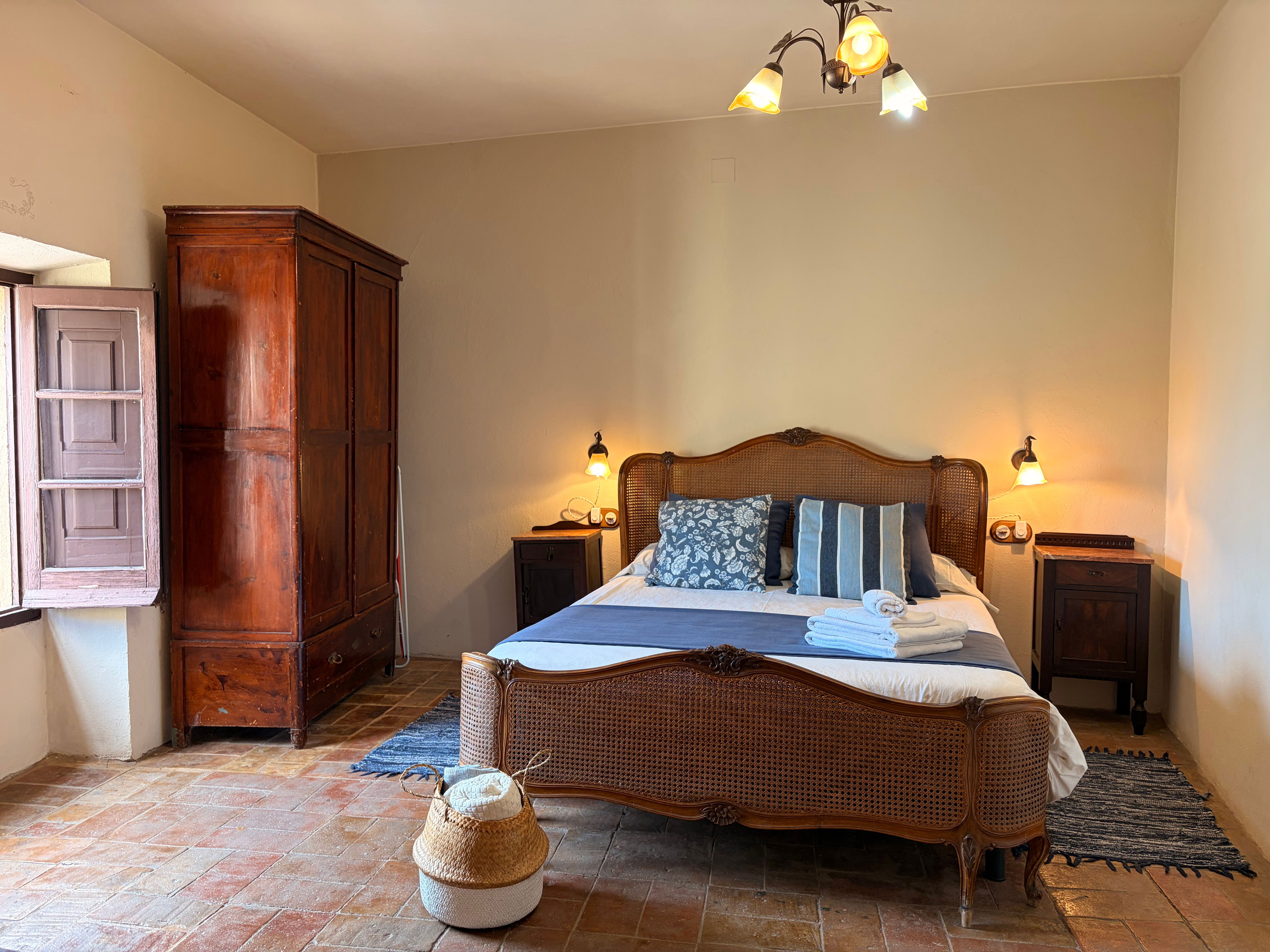 Retreat to the tranquil bedroom, bathed in natural light, with a cozy and authentic atmosphere.