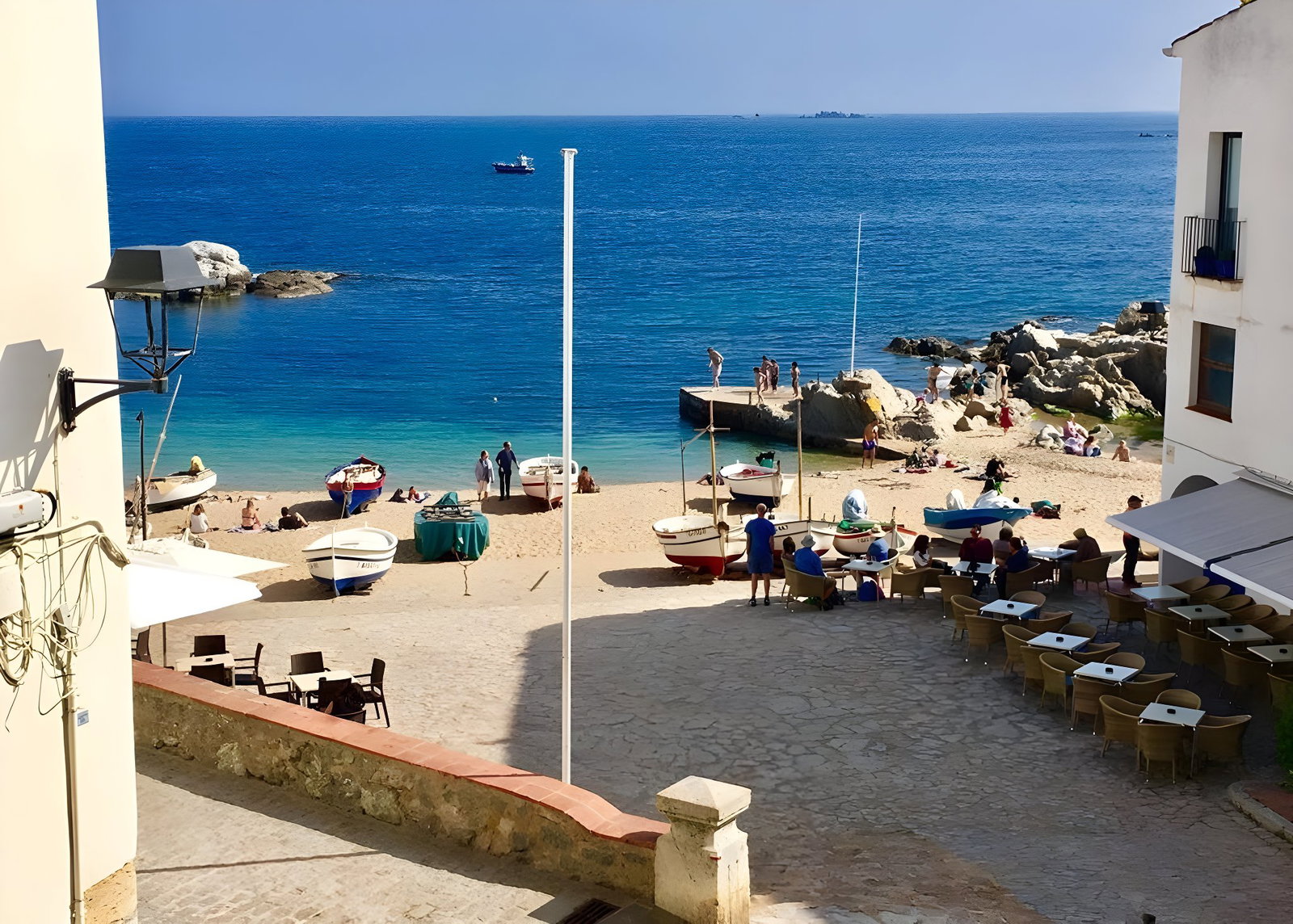 Located right in the middle of the lively Calella, brings you a jaw dropping view! The property is located in a beautiful, unique and authentic building, with a beautiful stairway.