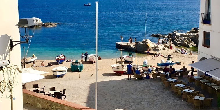 Located right in the middle of the lively Calella, brings you a jaw dropping view! The property is located in a beautiful, unique and authentic building, with a beautiful stairway.