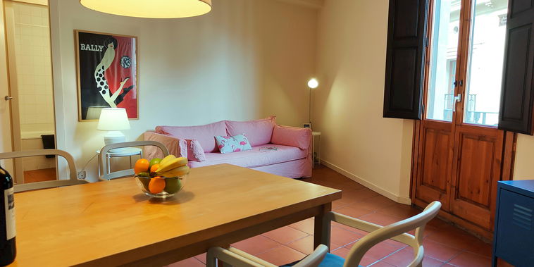 Spacious, bright 78 m² apartment with La Rambla views, perfect for up to 3 guests.