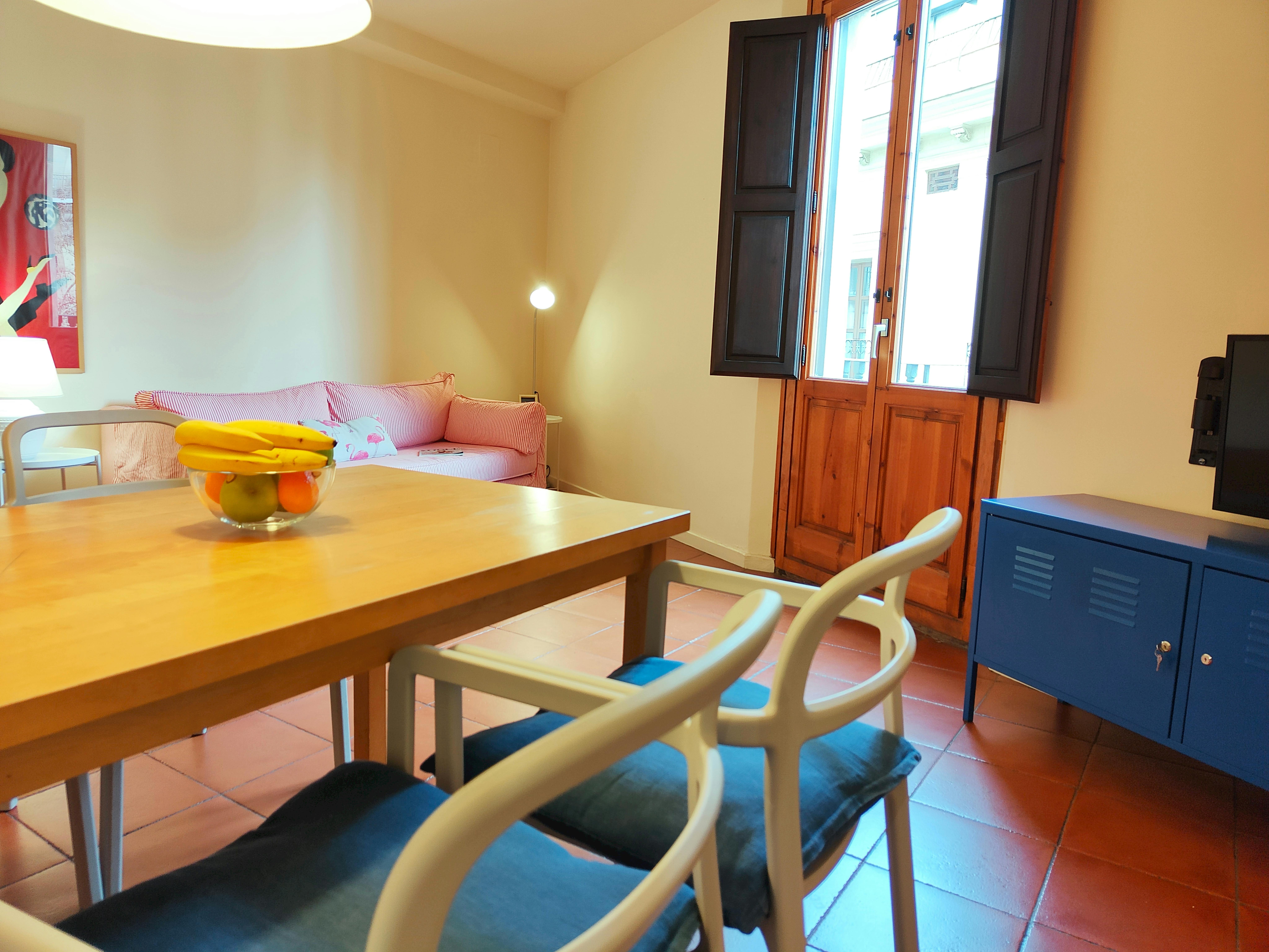 Apartamento 2 Habitaciones en La Rambla – WiFi Rápido y Centro de Barcelona. RL