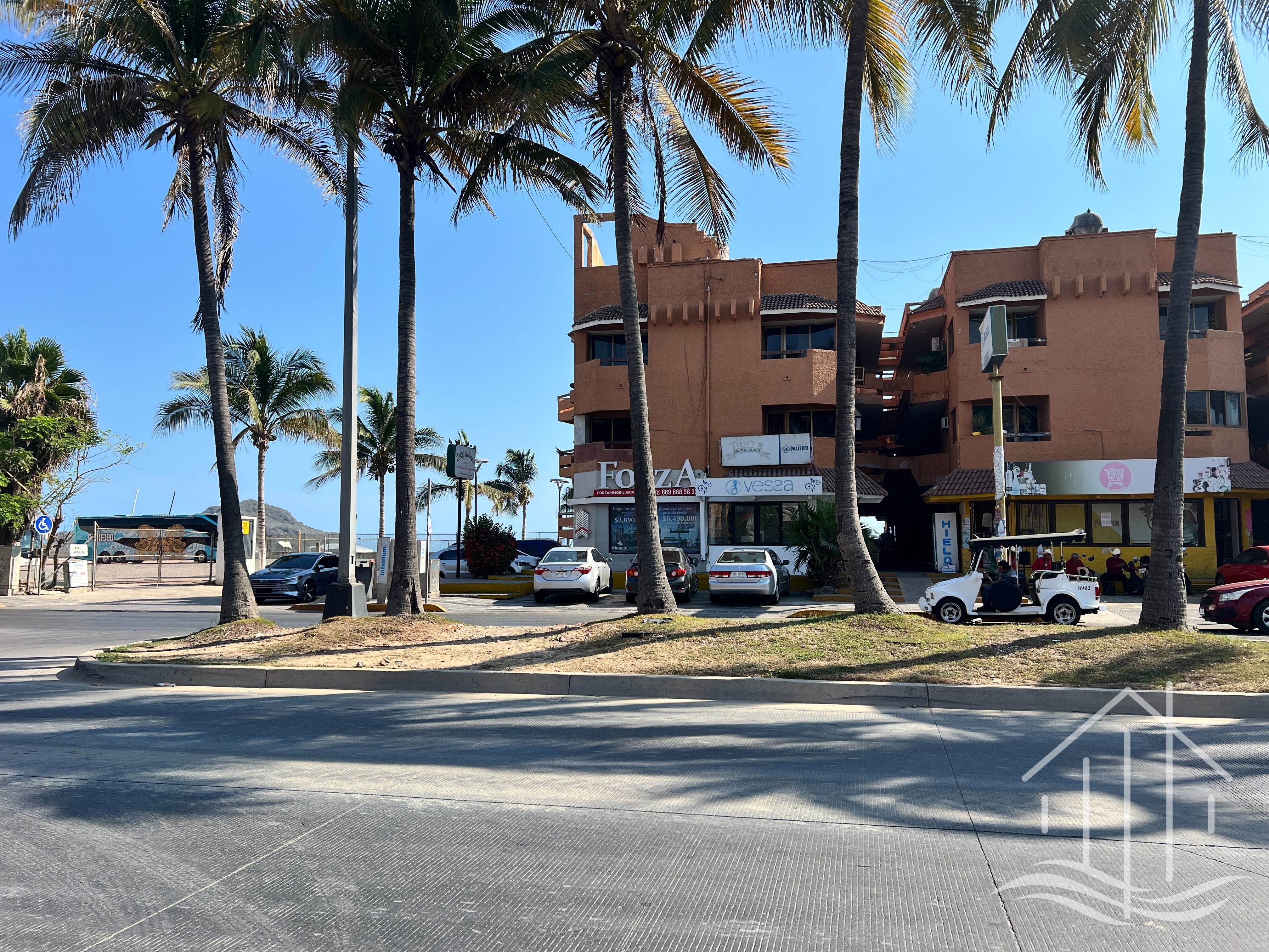 Luxe 2BR Apt w/ Rooftop-1 Min to Beach in Sabalo
