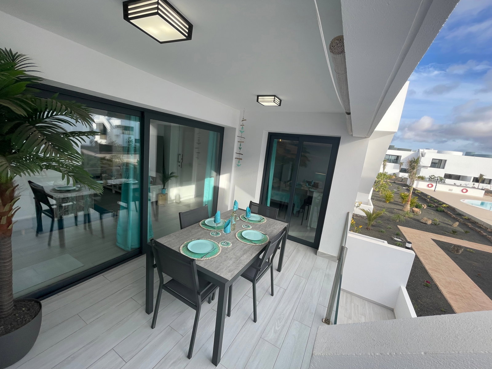 Profitez d'un repas en plein air sur votre terrasse privée, avec une vue apaisante sur le jardin et la piscine de la résidence.