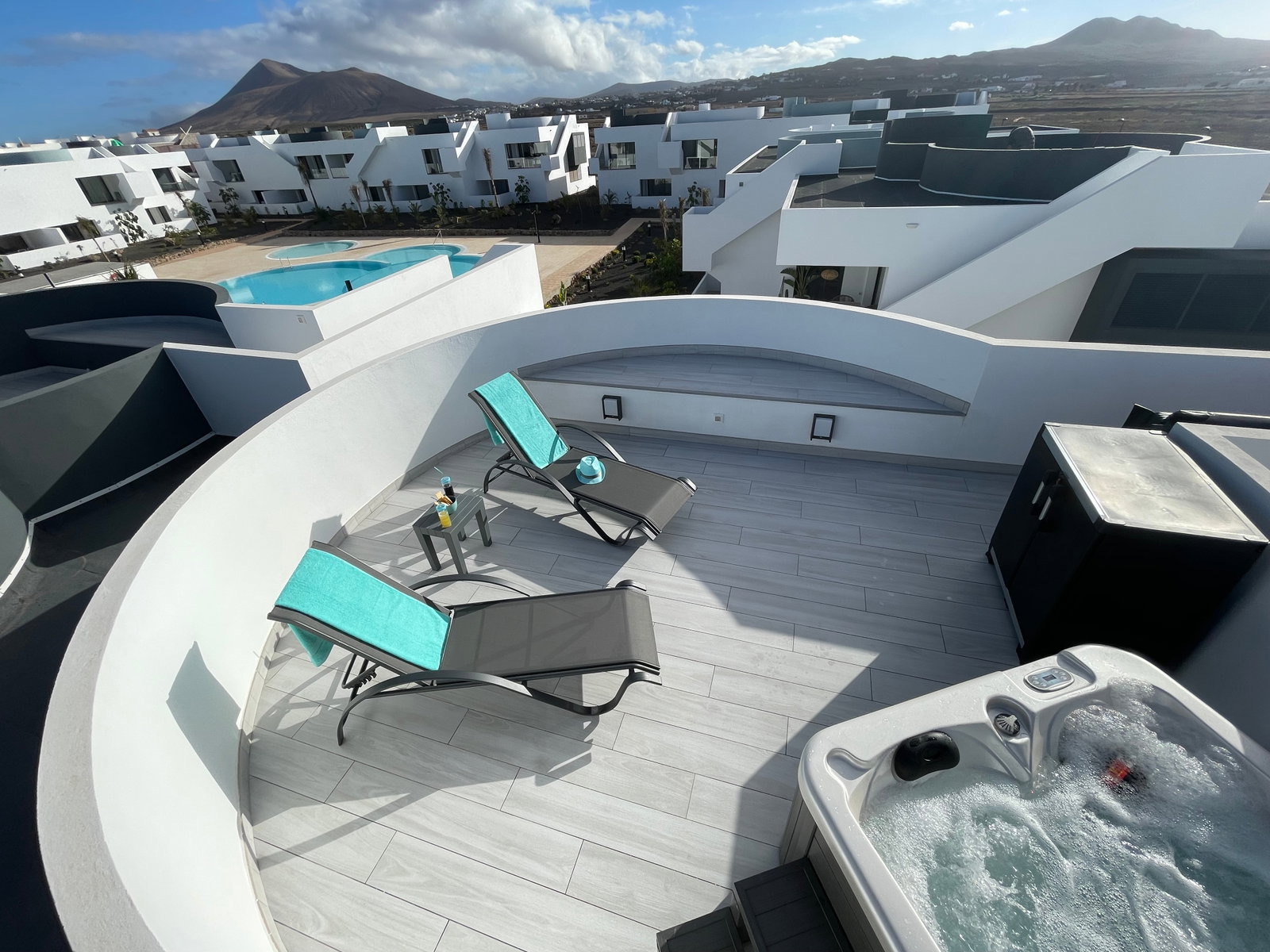 Détendez-vous dans votre jacuzzi privé sur le toit, avec une vue imprenable sur les volcans et le complexe résidentiel.