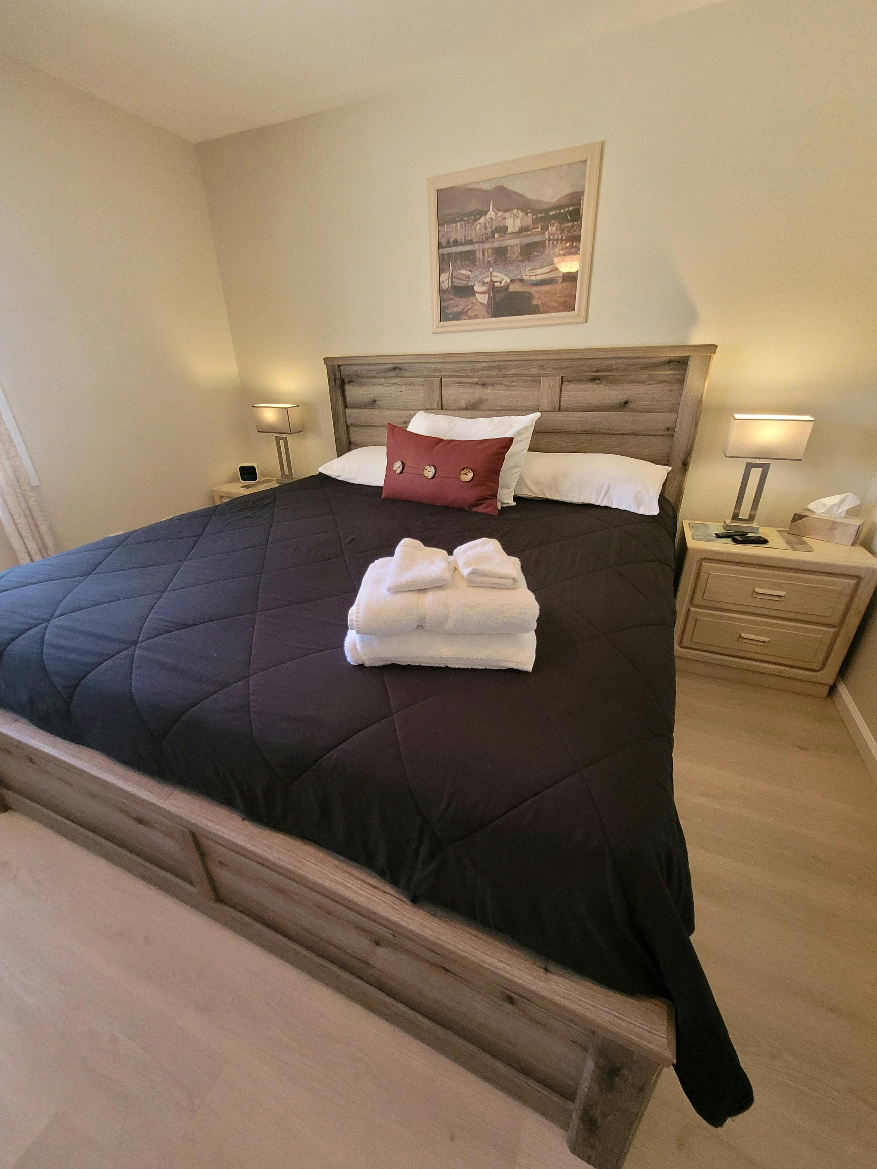 CASA Allegro: Senior Paradise-2 Bed 2 Baths 1 KING