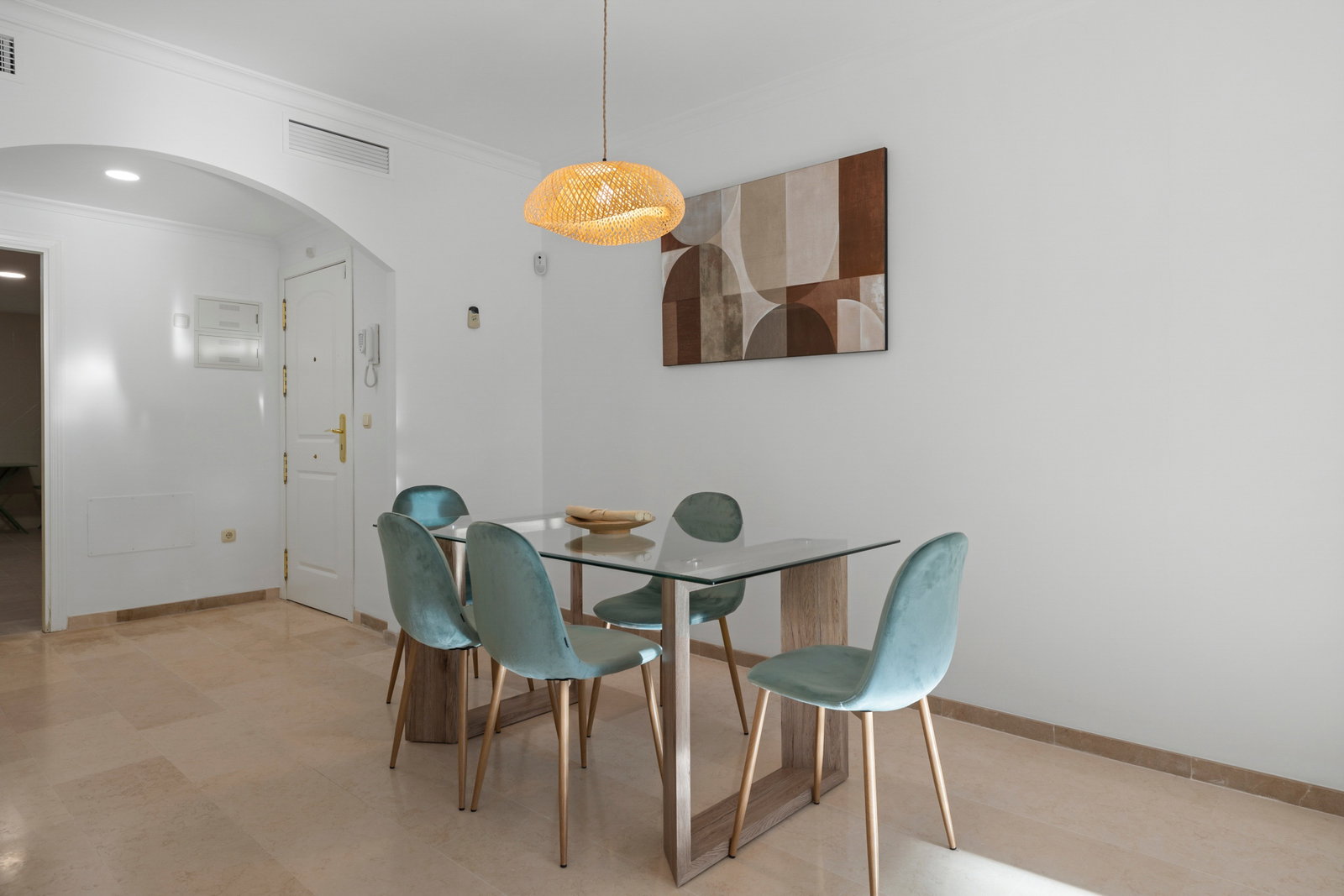 Espacioso y luminoso apartamento en Elviria, ideal para vacaciones familiares