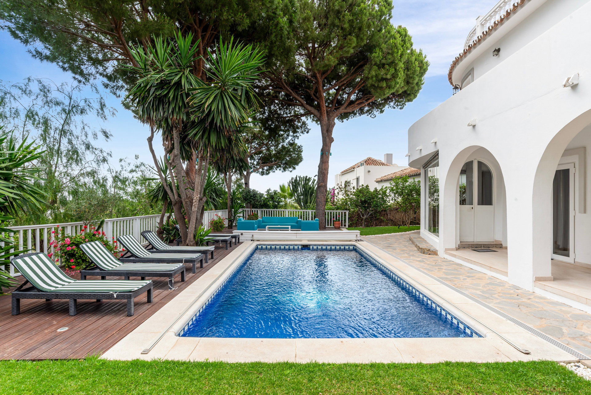 Luxury Villa with Sea Views, Private Pool & Rooftop Jacuzzi