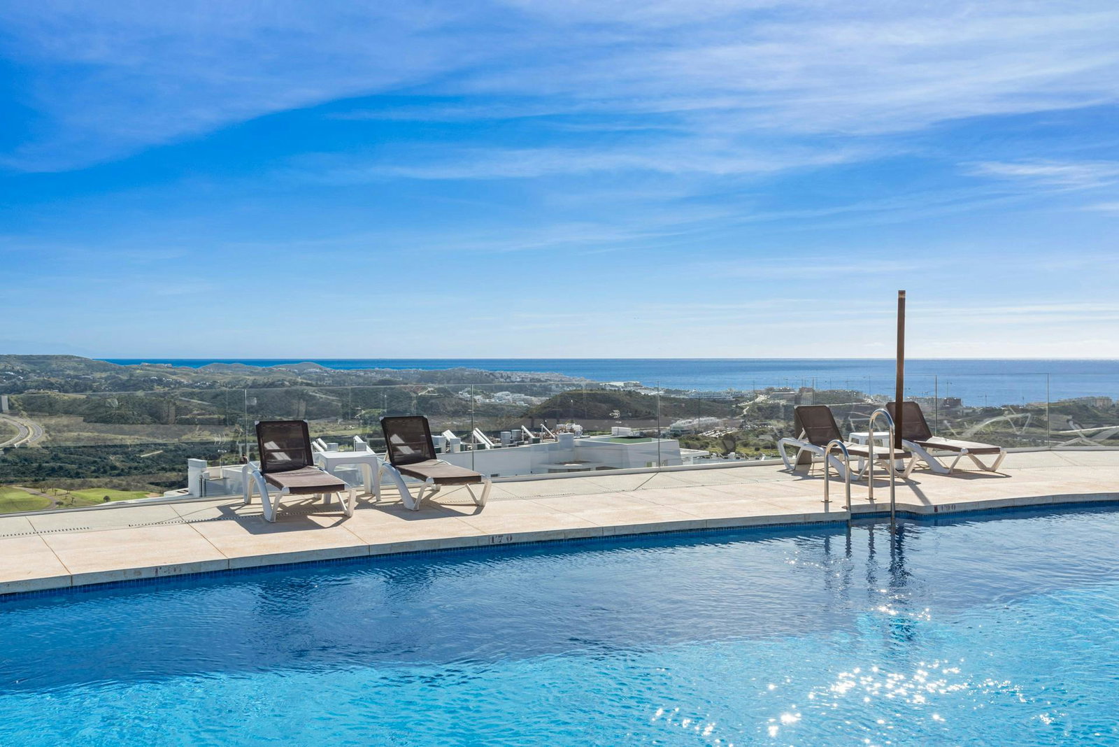 Apartamento con piscinas sauna jacuzzi y vistas panorámicas