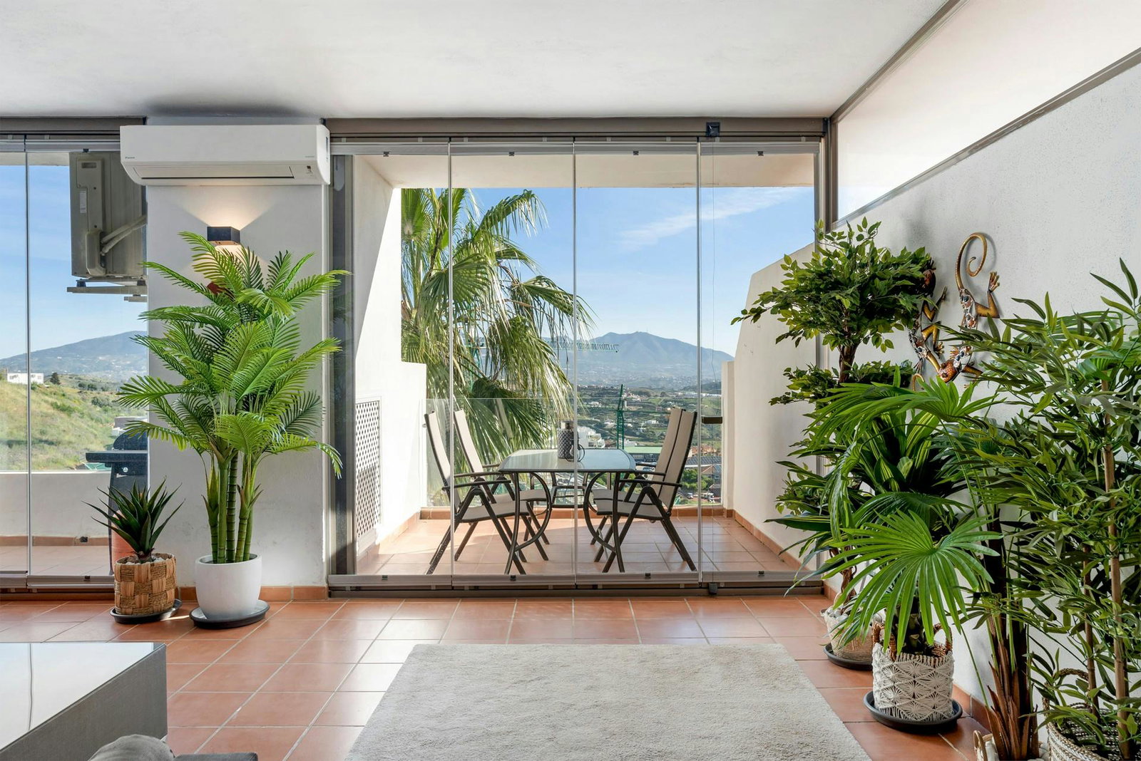 Apartamento con piscinas sauna jacuzzi y vistas panorámicas