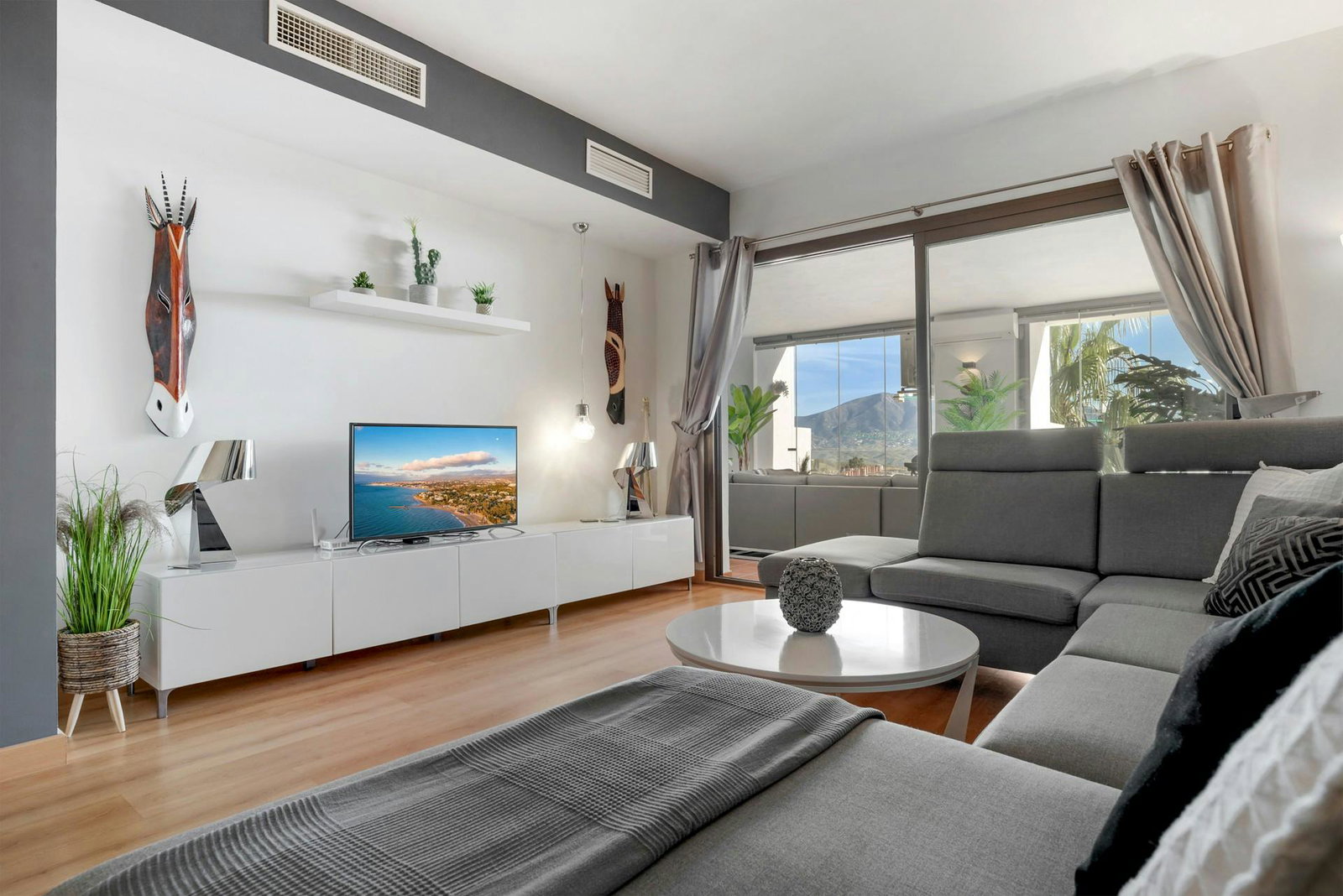 Apartamento con piscinas sauna jacuzzi y vistas panorámicas