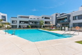 Moderno Oasis con Jardín y Piscinas en Vanian
