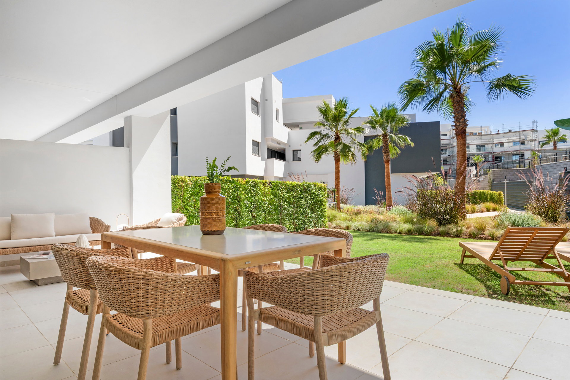 Moderno Oasis con Jardín y Piscinas en Vanian