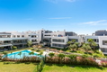 Moderno Oasis con Jardín y Piscinas en Vanian