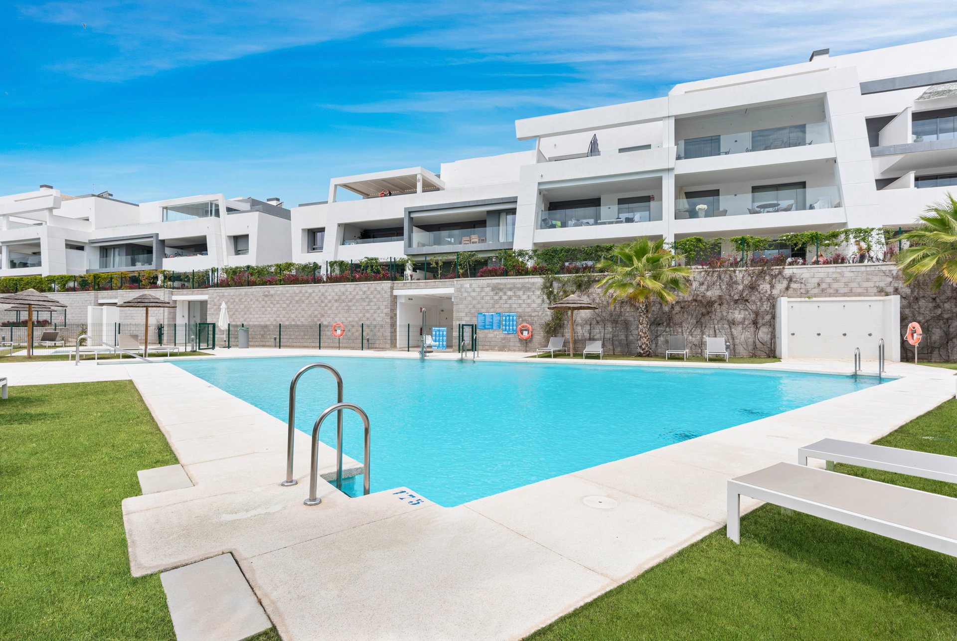 Moderno Oasis con Jardín y Piscinas en Vanian