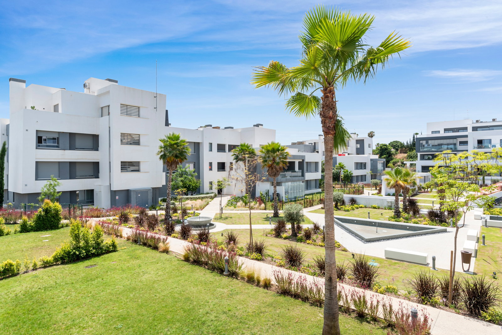 Tu refugio en Vanian Garden – Urbanización de lujo con piscina, coworking y más