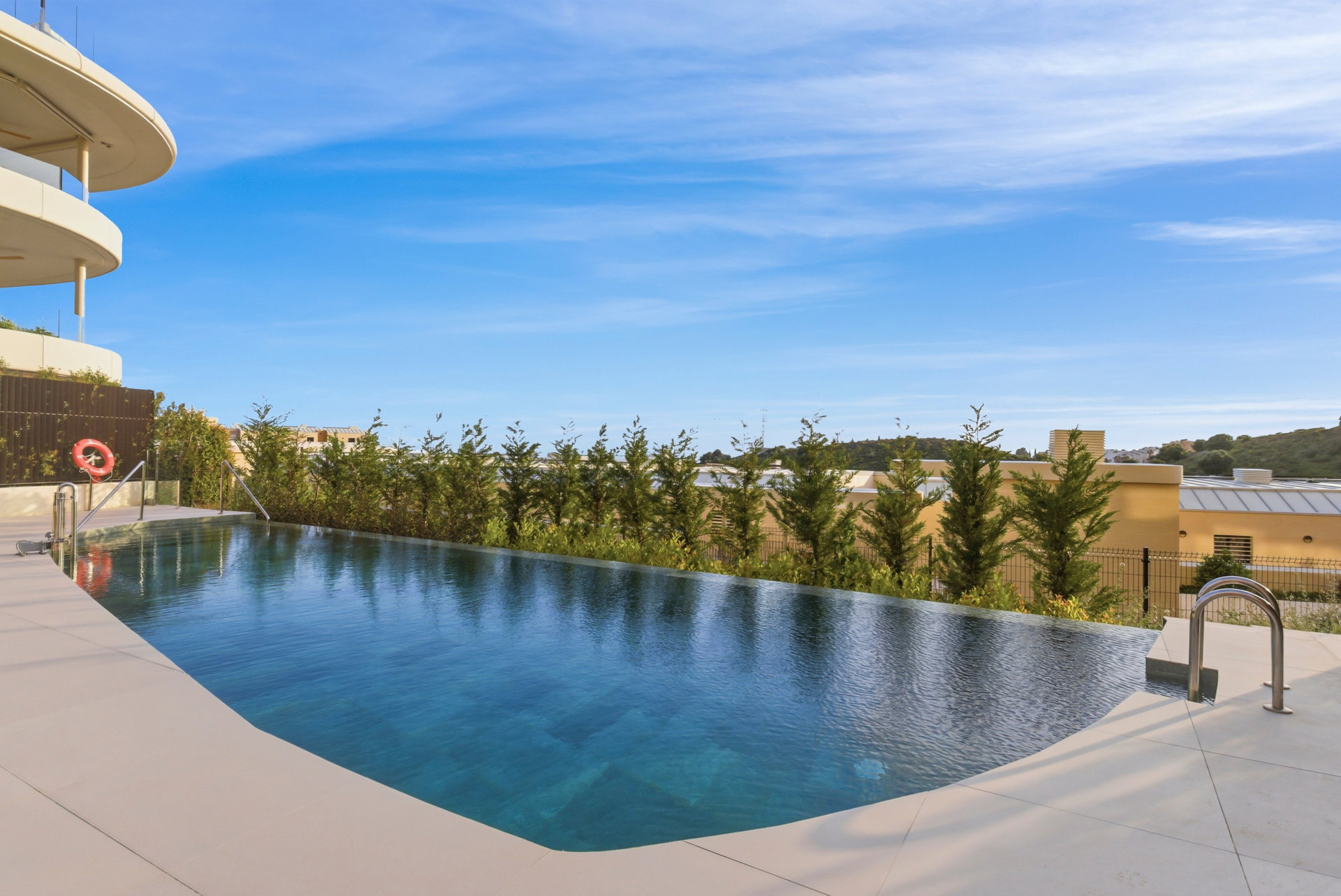 Apartamento premium con terraza y vistas panorámicas al mar en Higuerón