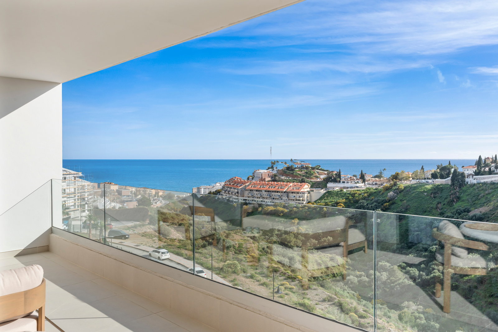 Apartamento de lujo con vistas al mar, terraza grande y piscina en Higuerón