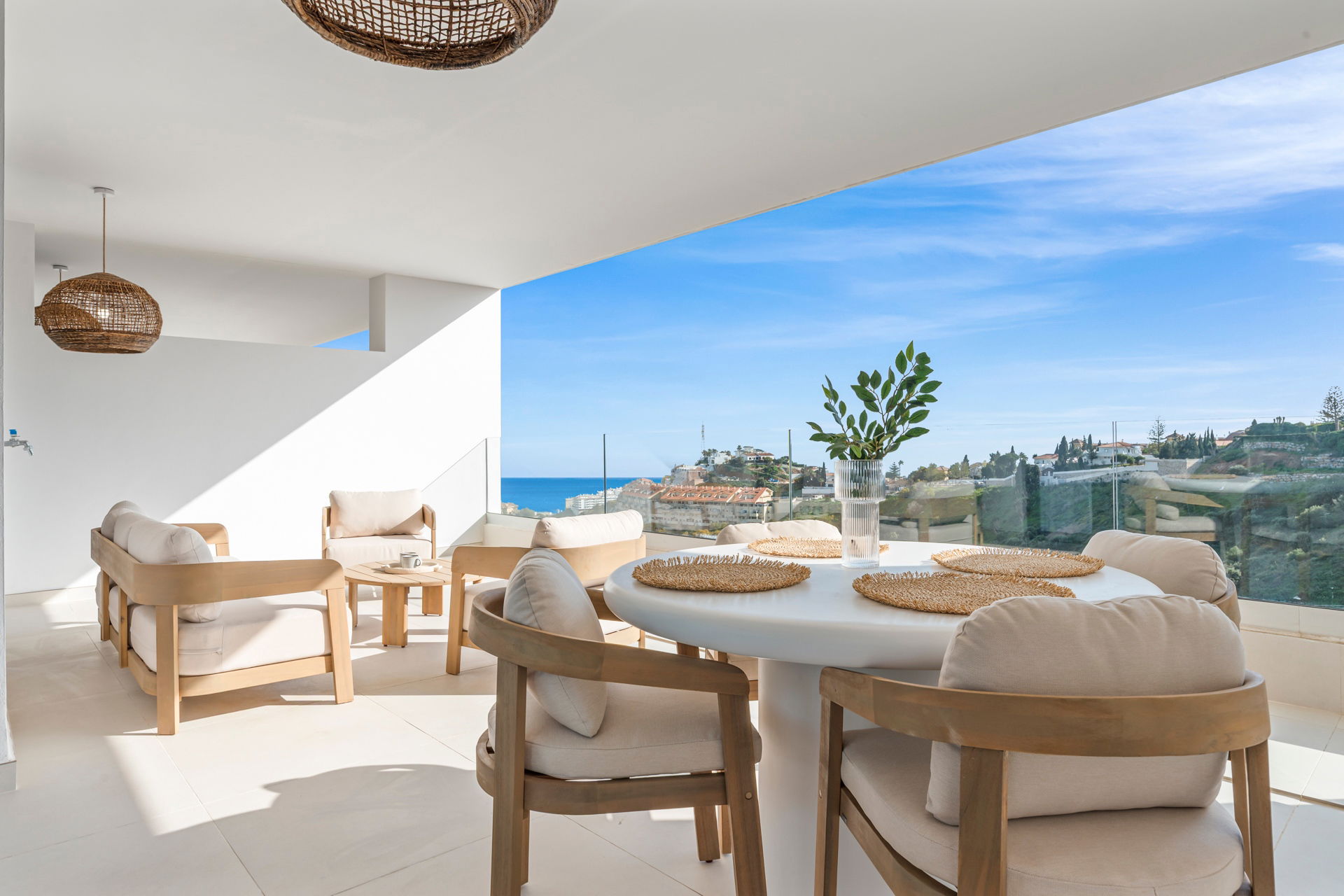 Apartamento de lujo con vistas al mar, terraza grande y piscina en Higuerón