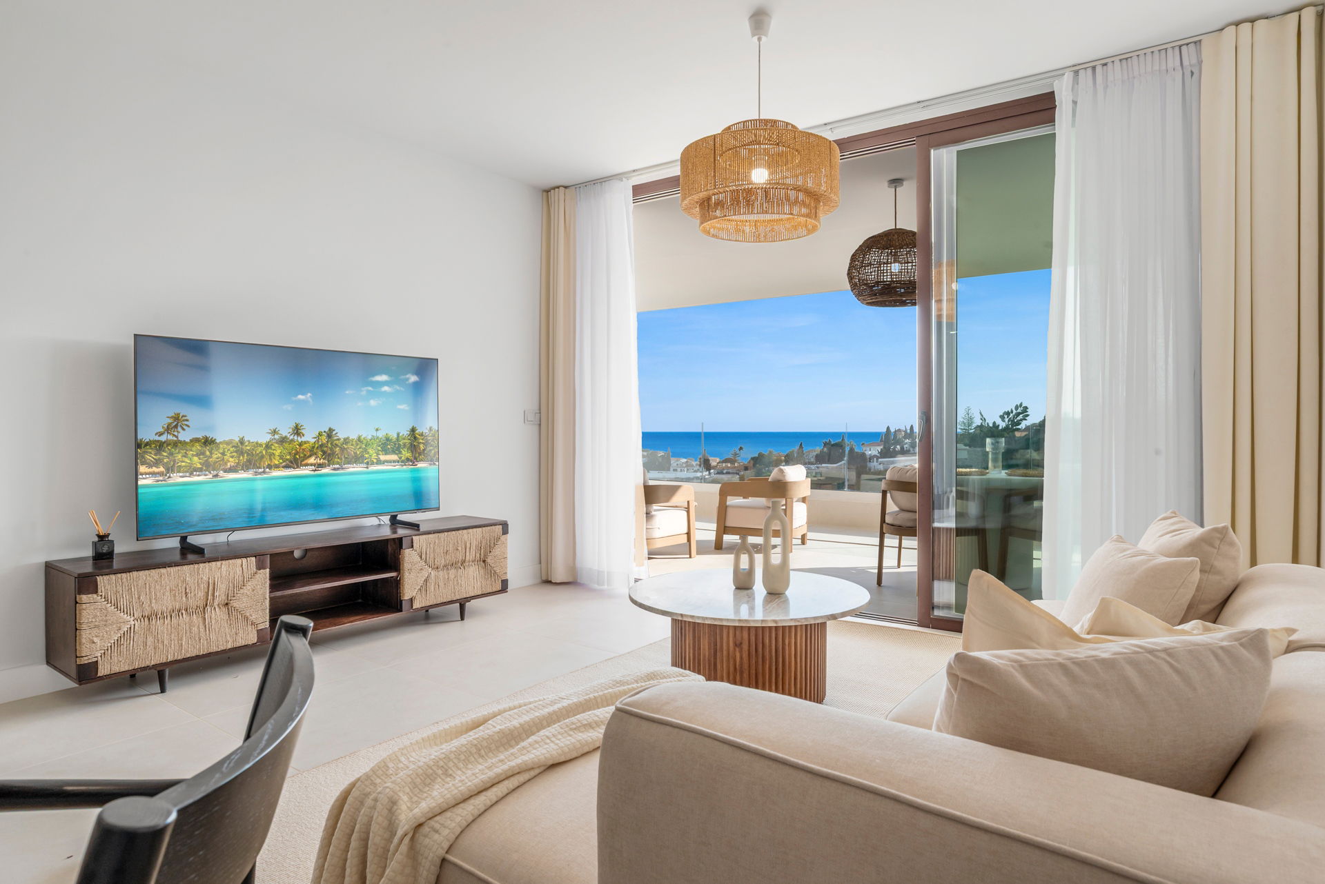 Apartamento de lujo con vistas al mar, terraza grande y piscina en Higuerón