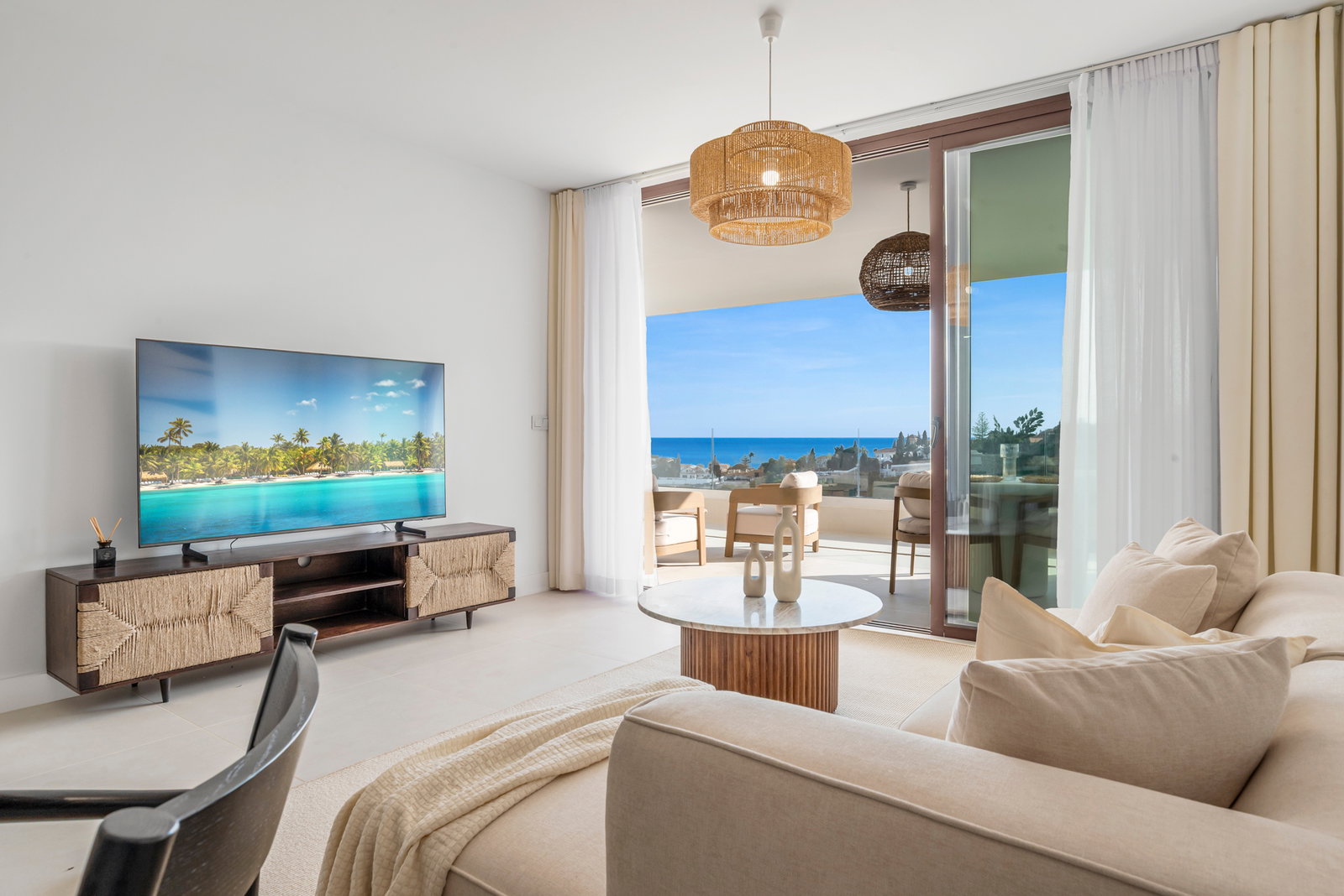 Apartamento de lujo con vistas al mar, terraza grande y piscina en Higuerón