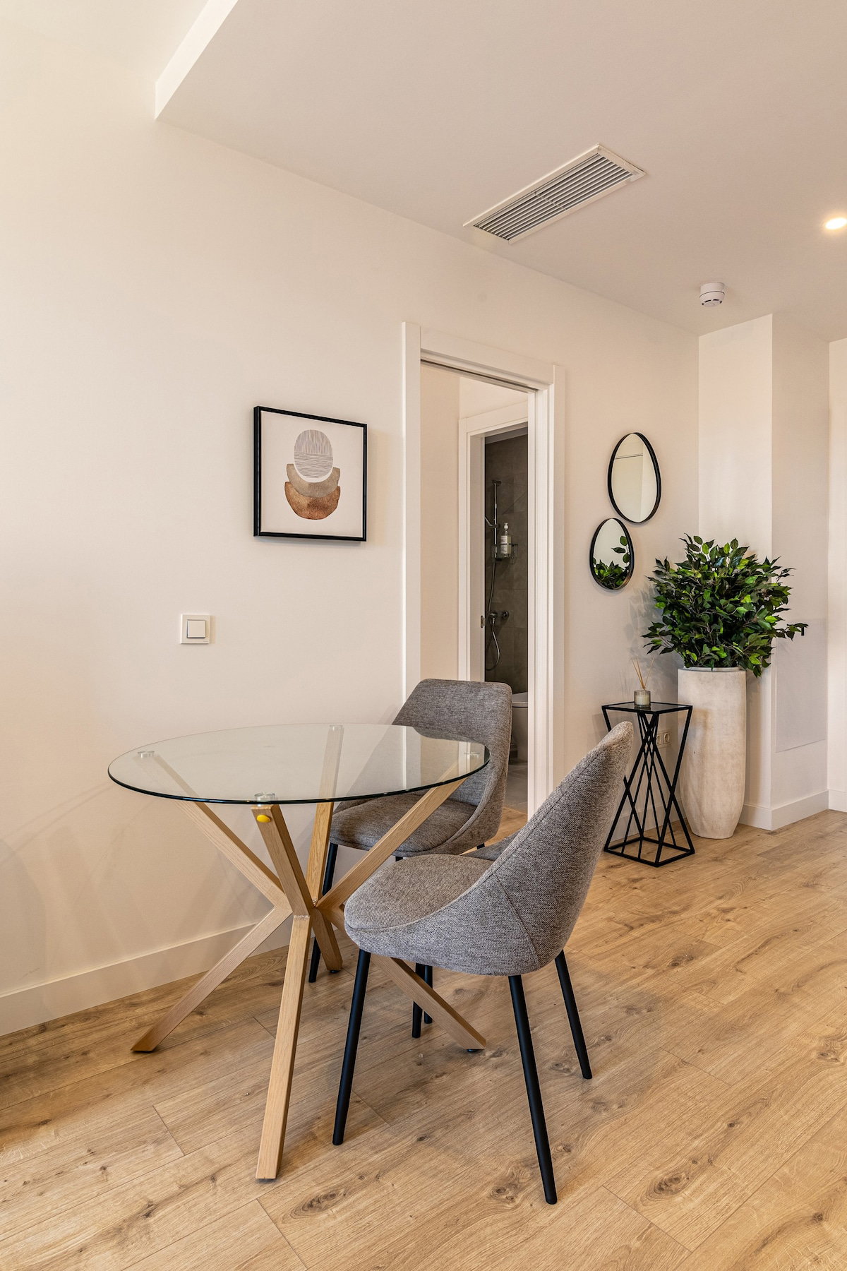 Dining area image 1