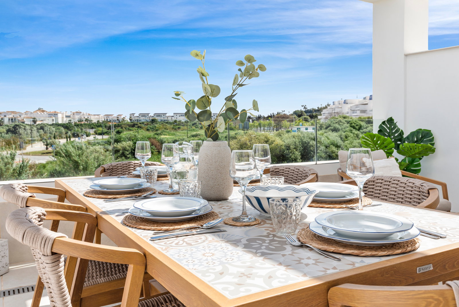 Apartamento Acogedor de Lujo en Estepona | 3 Dormitorios, Terraza, Piscina & Gym