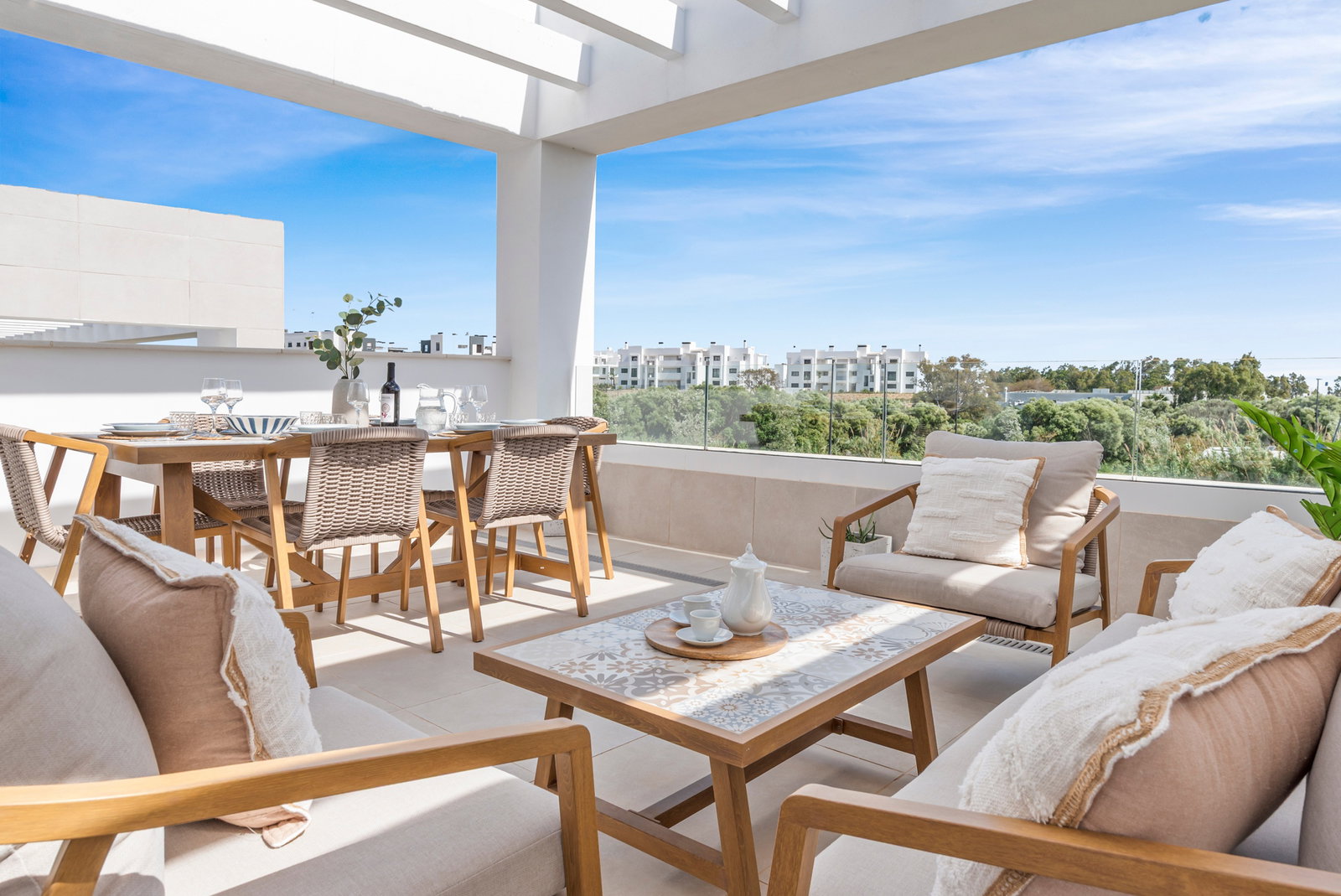 Apartamento Acogedor de Lujo en Estepona | 3 Dormitorios, Terraza, Piscina & Gym
