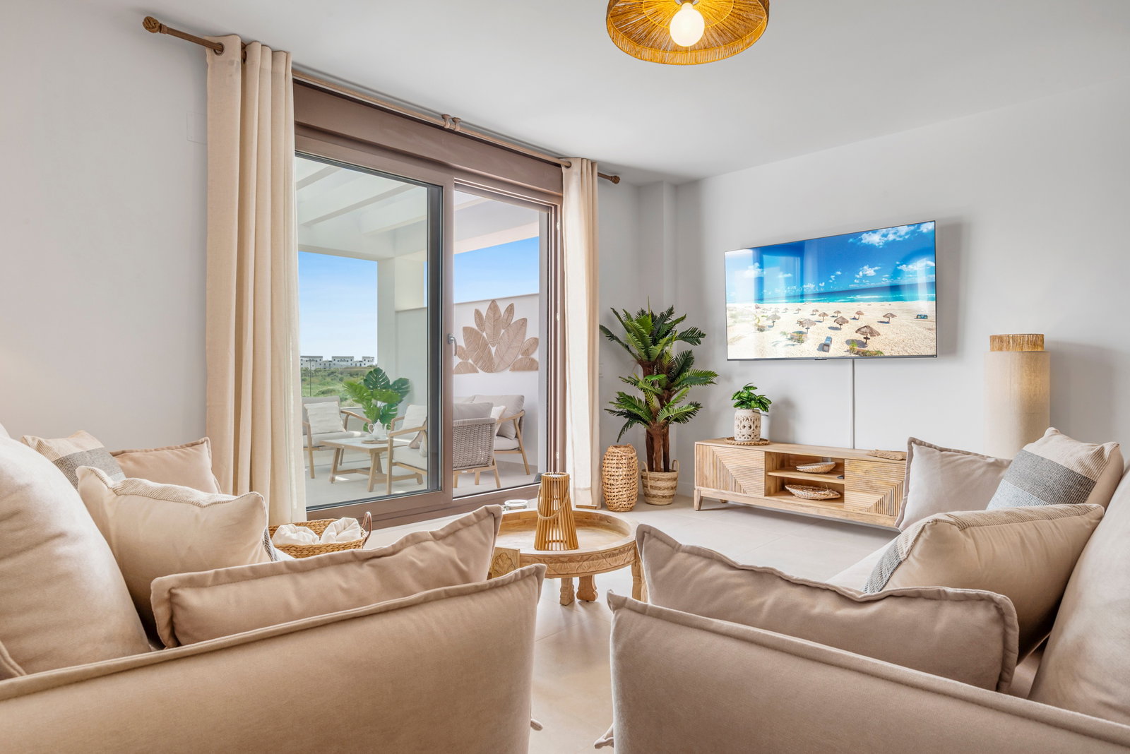Apartamento Acogedor de Lujo en Estepona | 3 Dormitorios, Terraza, Piscina & Gym