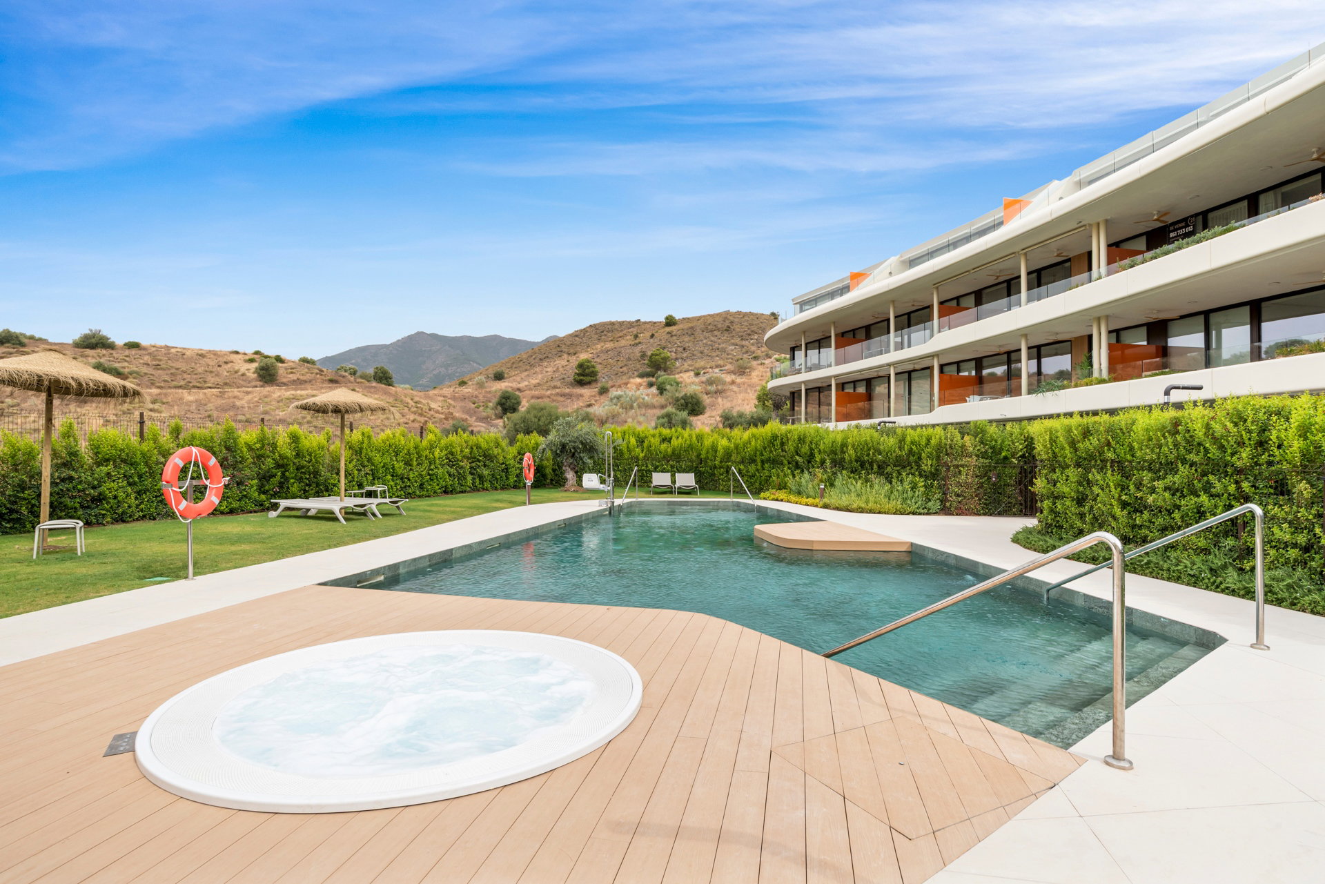 Elegante apartamento de 2 dormitorios con jardín privado y jacuzzi en Higuerón