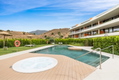 Elegante apartamento de 2 dormitorios con jardín privado y jacuzzi en Higuerón